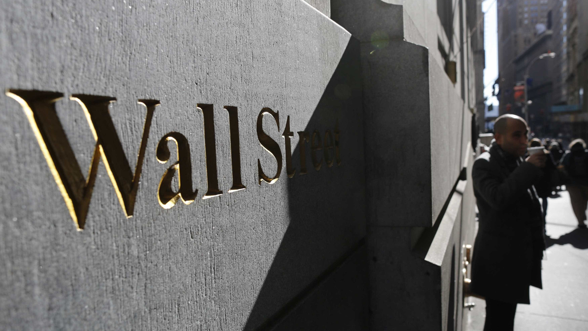 Crise na Casa Branca e guerra comercial puxam Wall Street para baixo