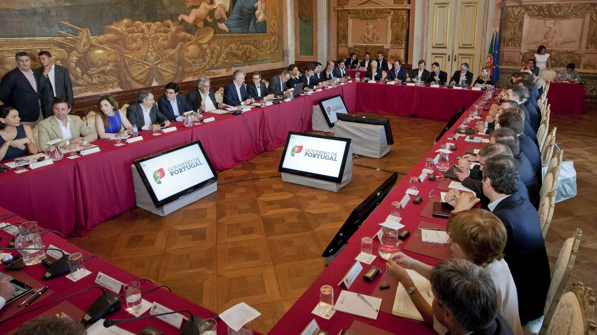 Aumento da equipa do Governo explica reforço orçamental