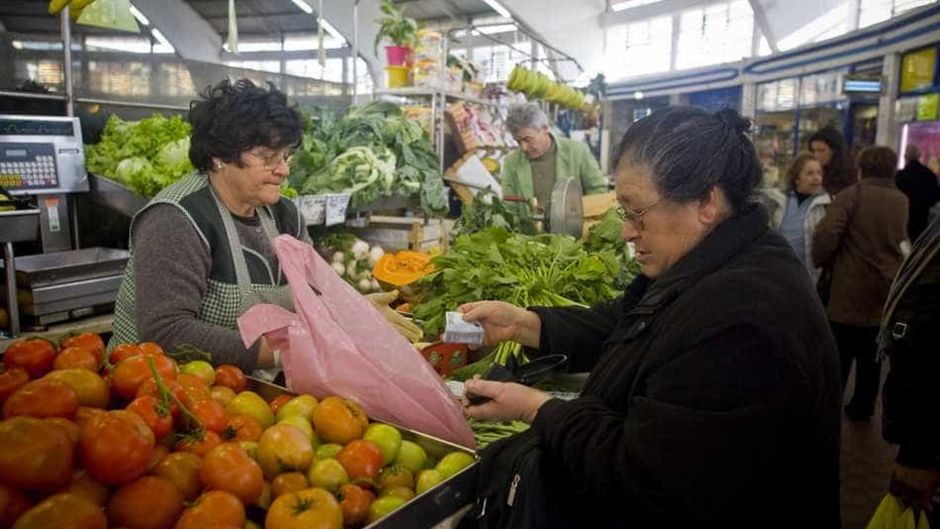 Portugueses estão a gastar menos, mas despesas principais têm mais peso