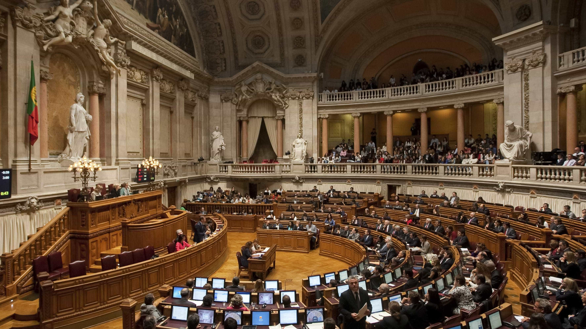 Maioria e PS aprovam novas regras de ajuda estatal à Banca