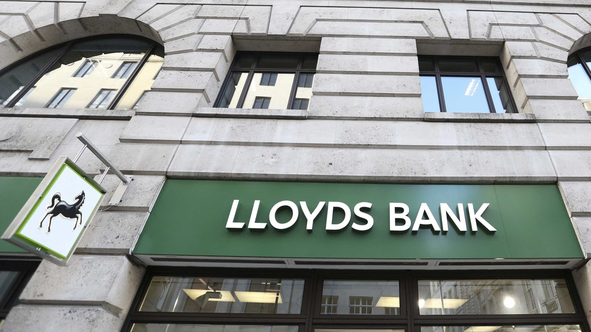 Lloyds fecha 49 balcões no Reino Unido e elimina 1.230 postos de trabalho