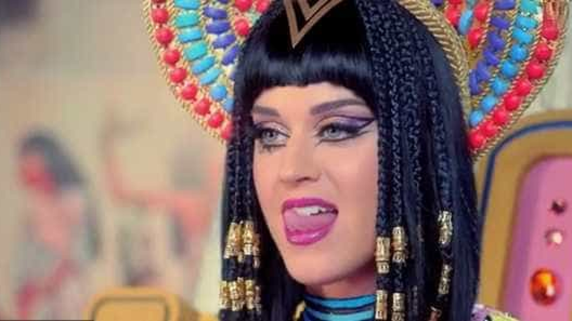 Katy Perry 'apanhada' a comer frango com as mãos