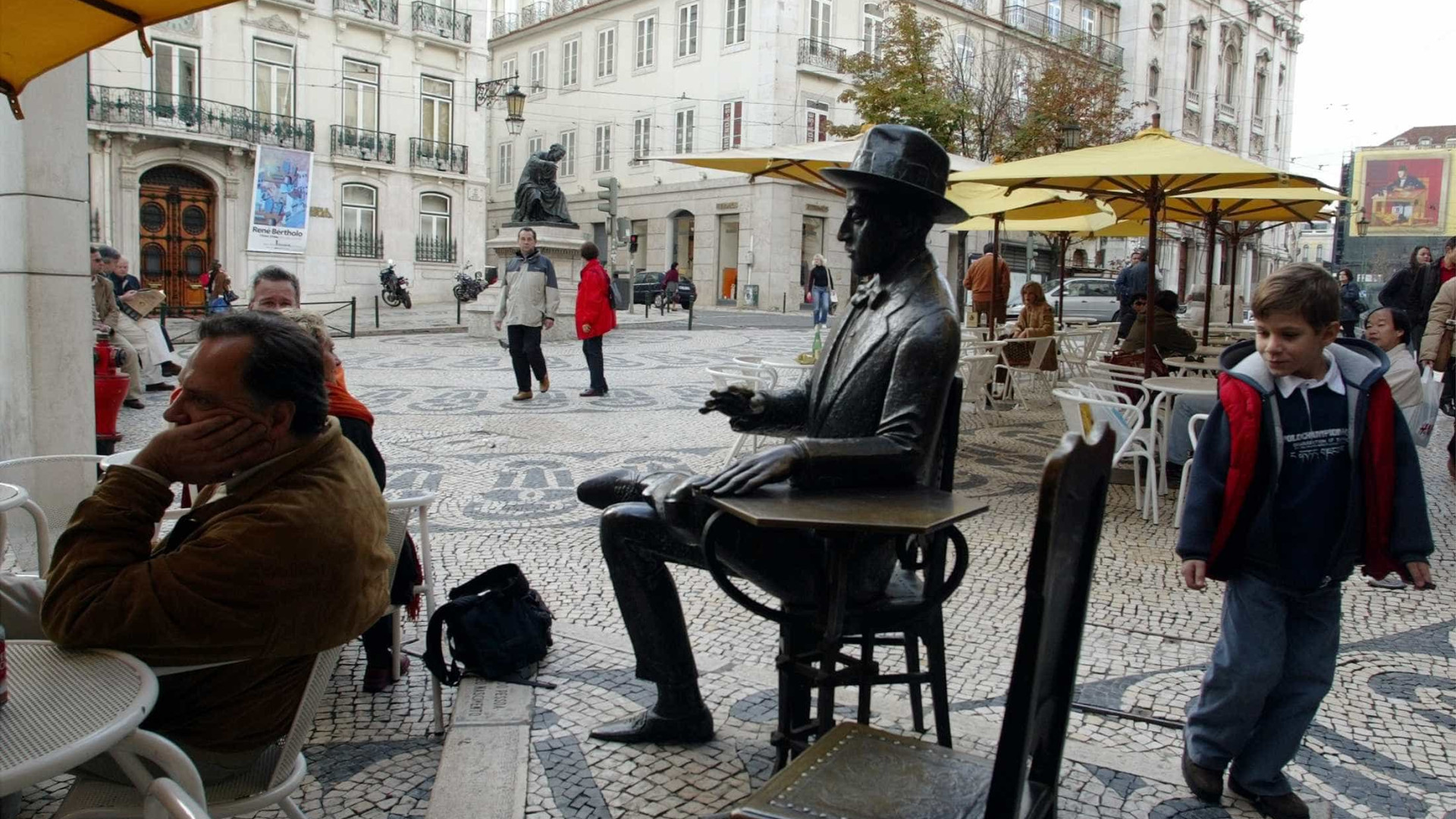 Marquês de Pombal ou Pessoa a receberem turistas em Lisboa e no Porto