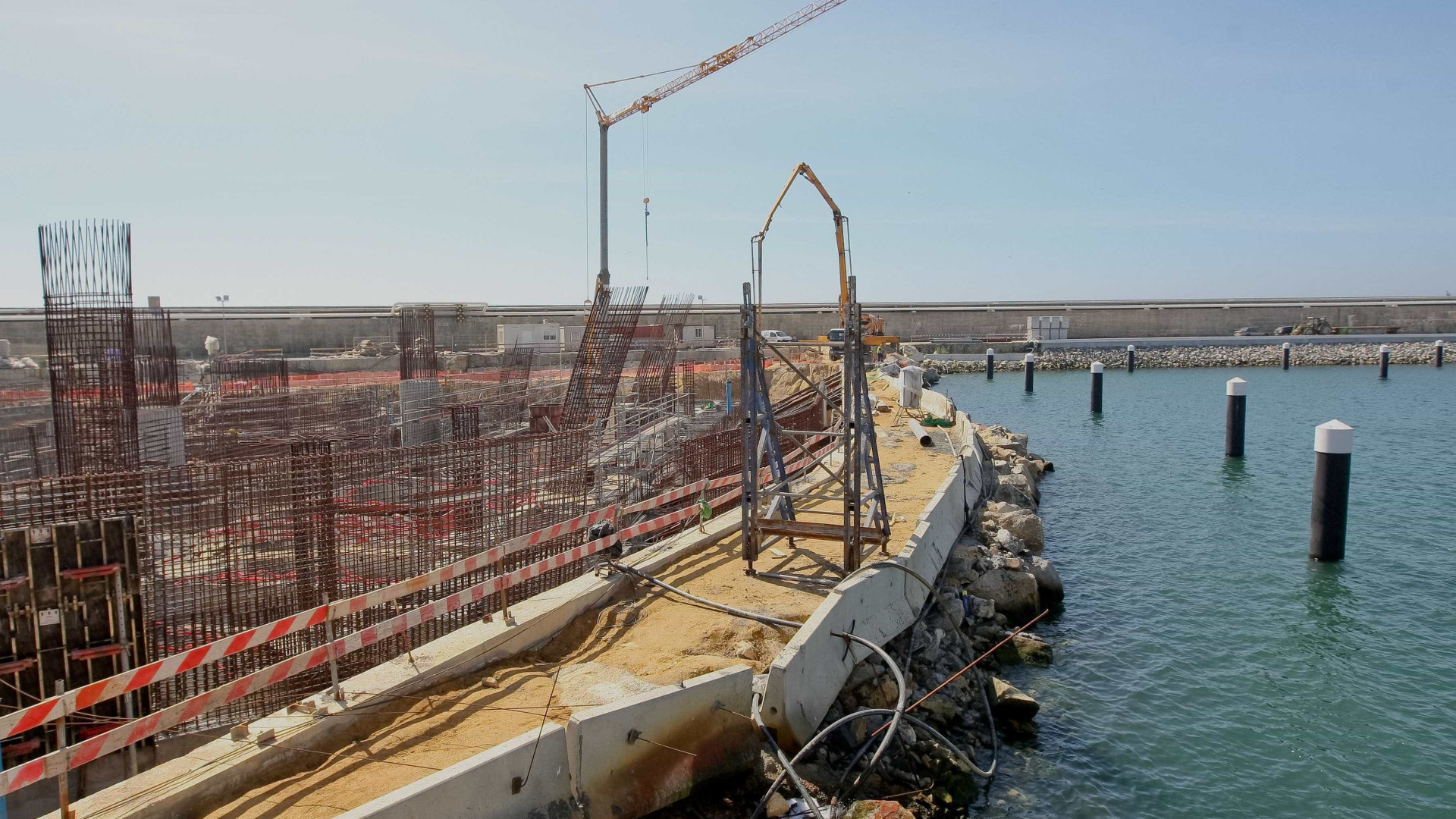 Incidente no porto de Leixões com navio a derramar ácido fórmico