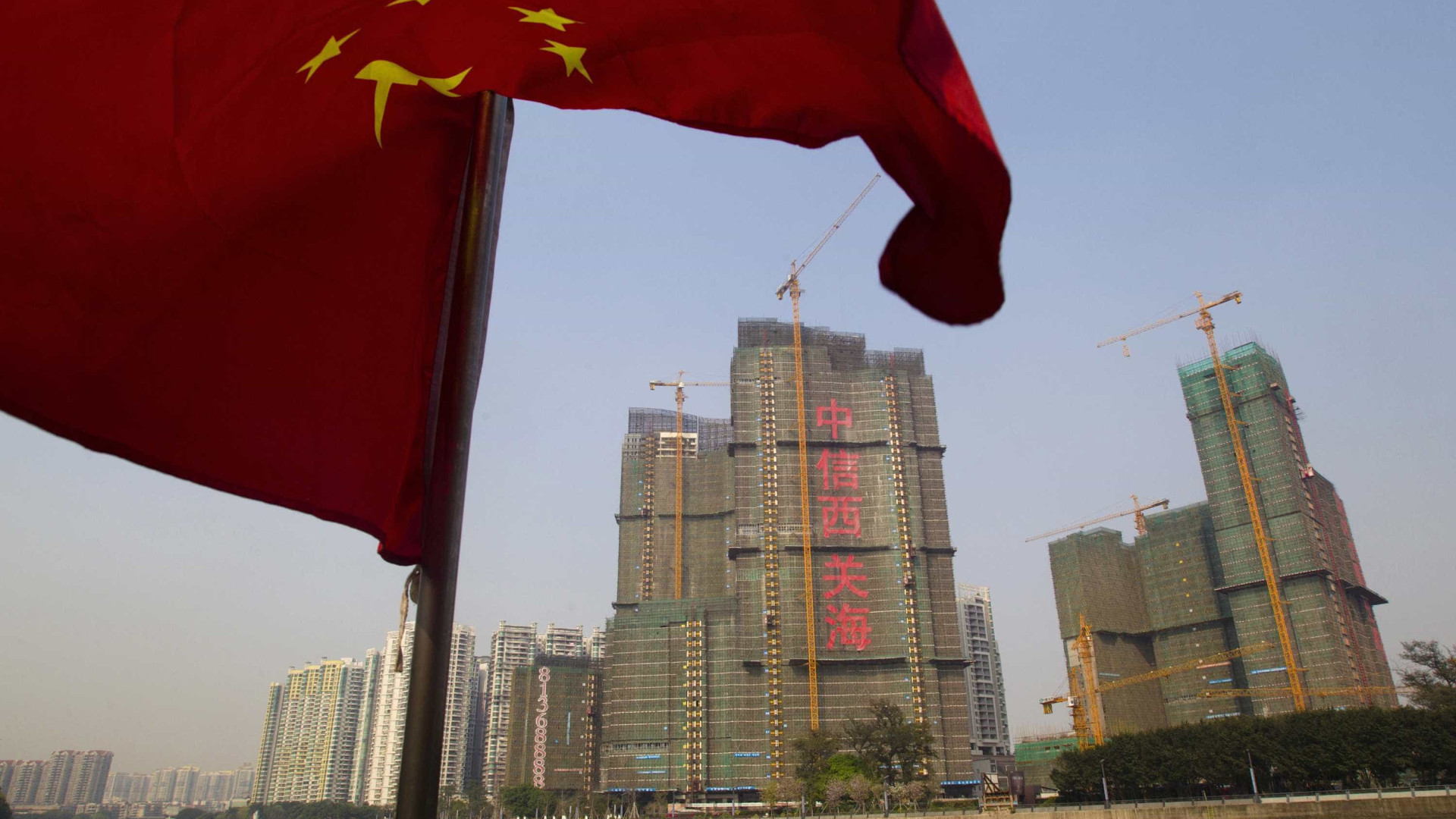 China reforça controlo sobre investimentos além-fronteiras