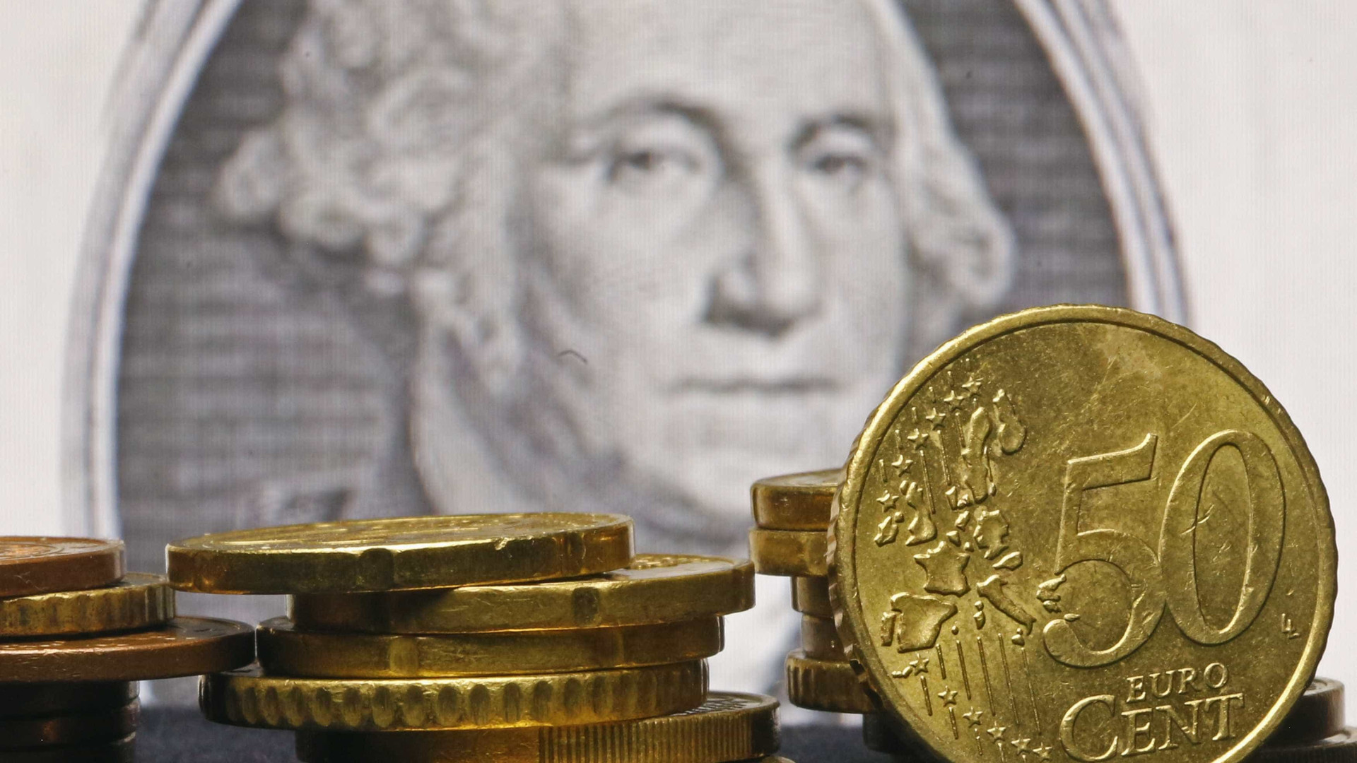 Euro segue acima de 1,07 dólares apesar de ligeiro recuo