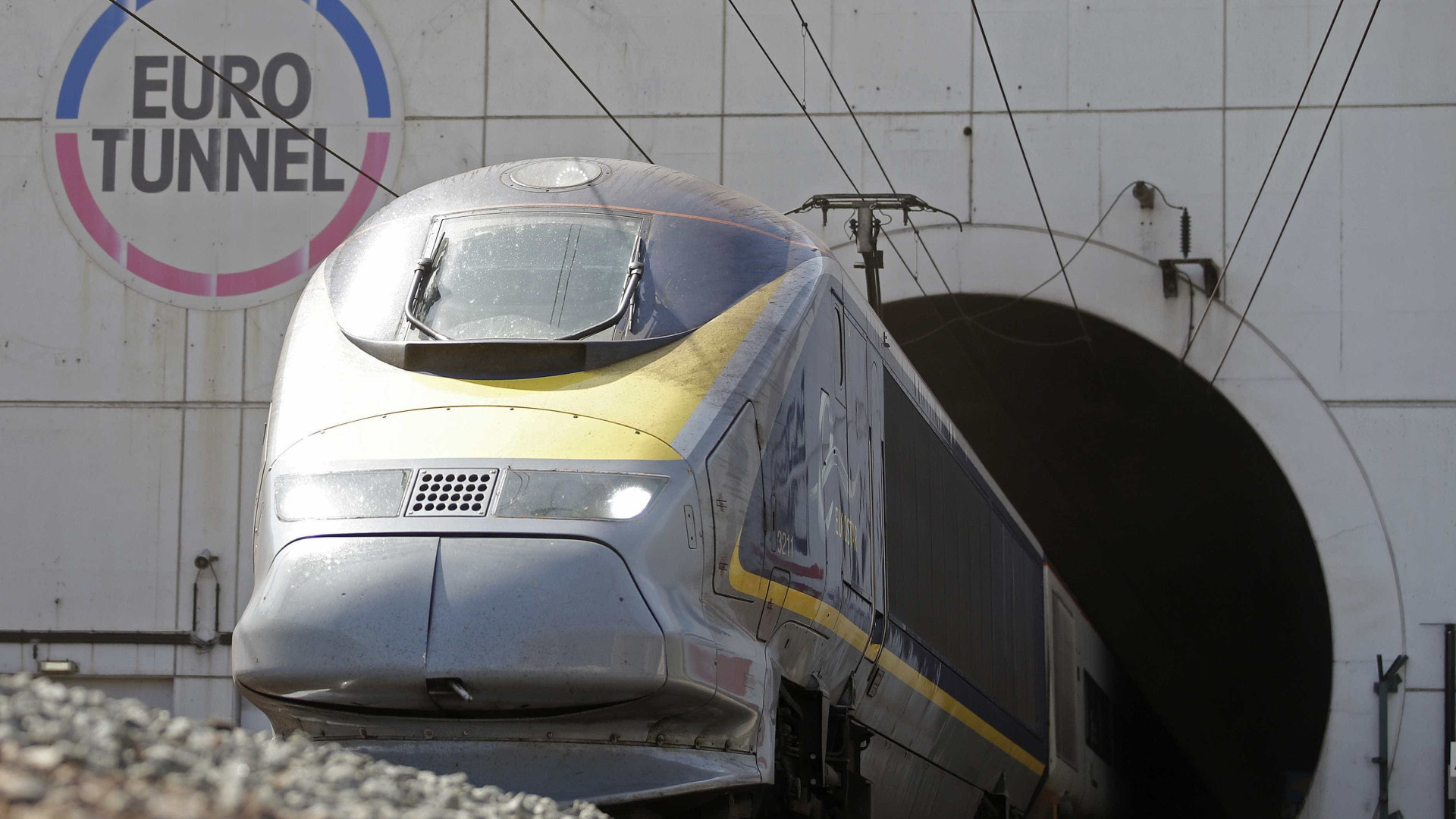 Falha elétrica no Eurotunnel suspende circulação de comboios