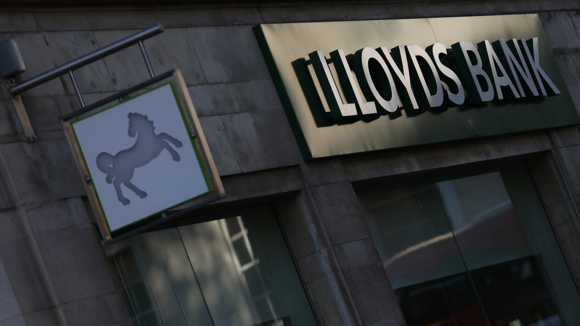 Lloyds Bank devolve totalidade dos 24 mil milhões de ajuda pública