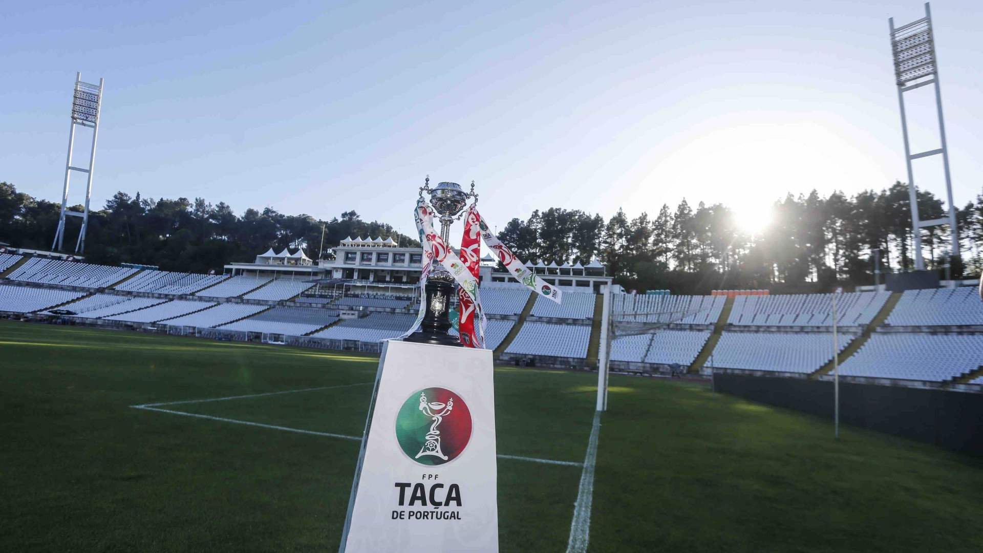 Benfica em Guimarães com a tarefa mais difícil nos 'quartos' da Taça