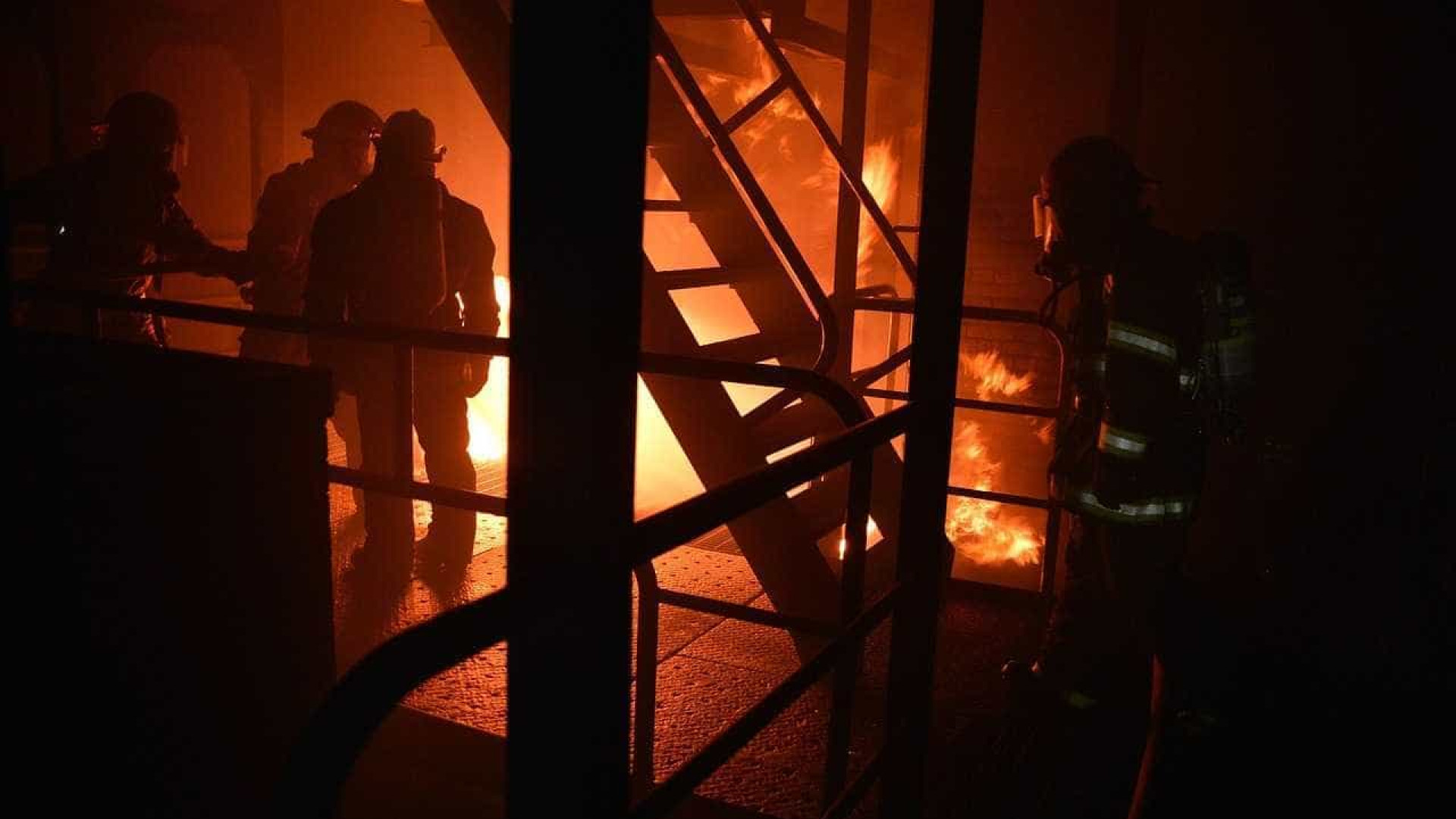 Incêndio deixou "completamente destruída" fábrica de móveis Naom_5666daf907e81