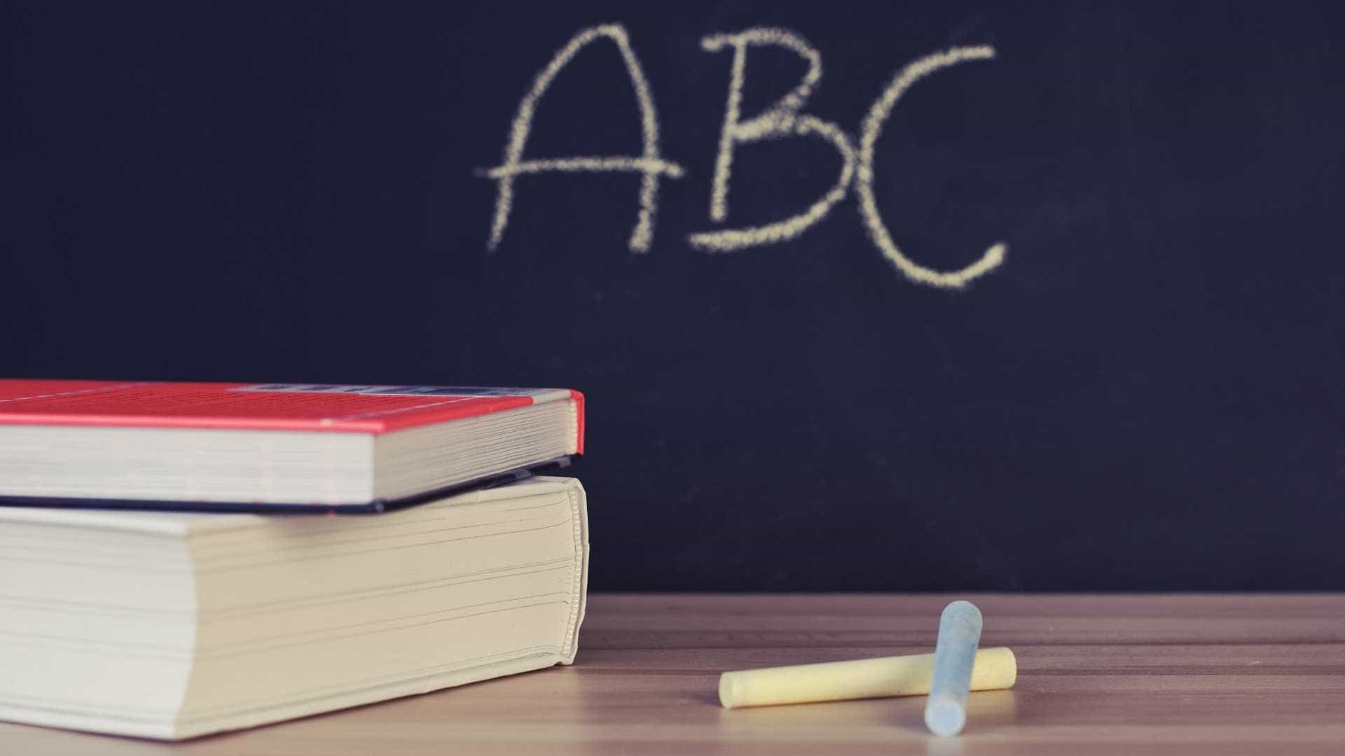Promulgado diploma para reduzir progressivamente uso de material em papel