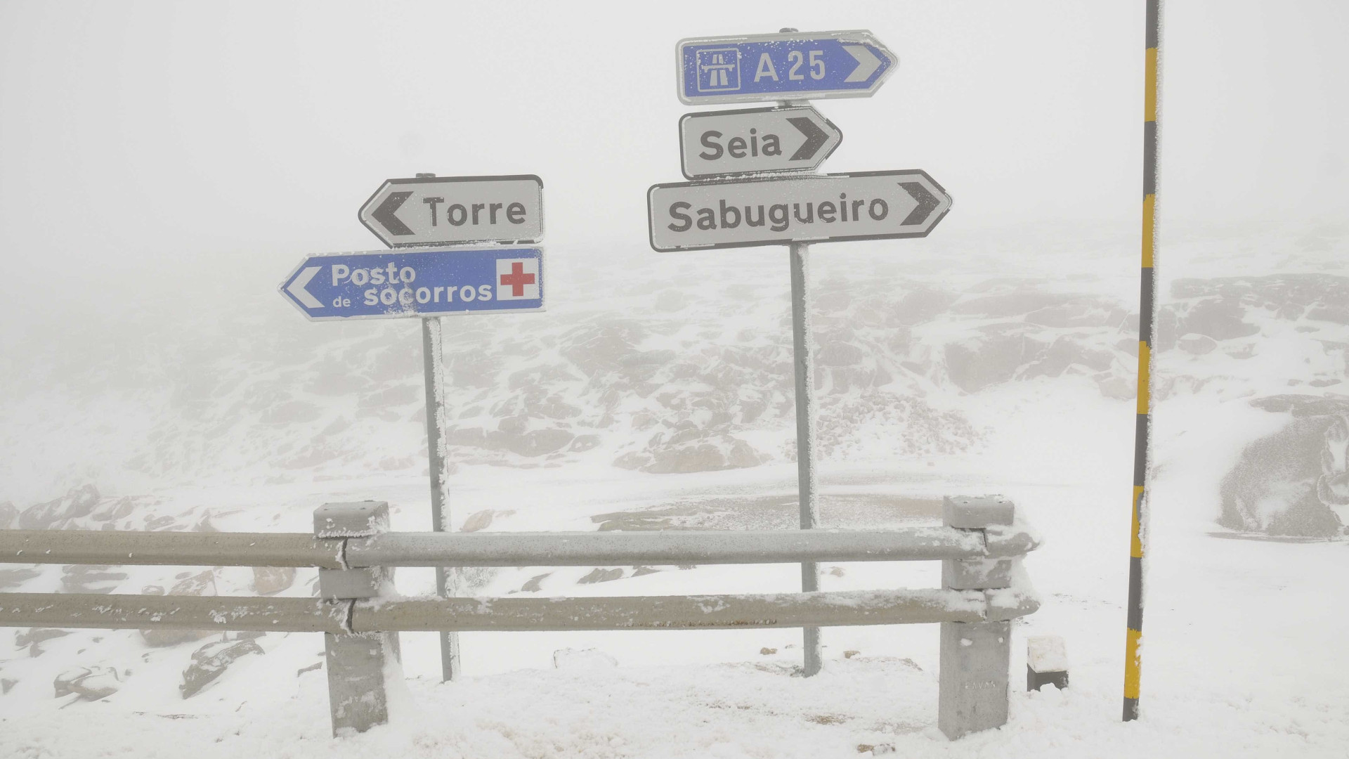 Estradas na Serra da Estrela cortadas devido à queda de neve