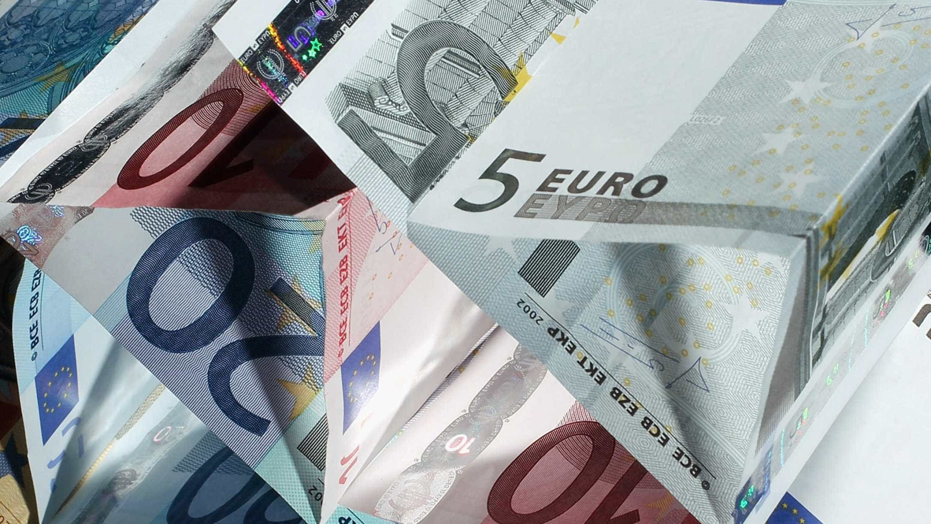 Volume de negócios nos serviços abrandou para 0,2%