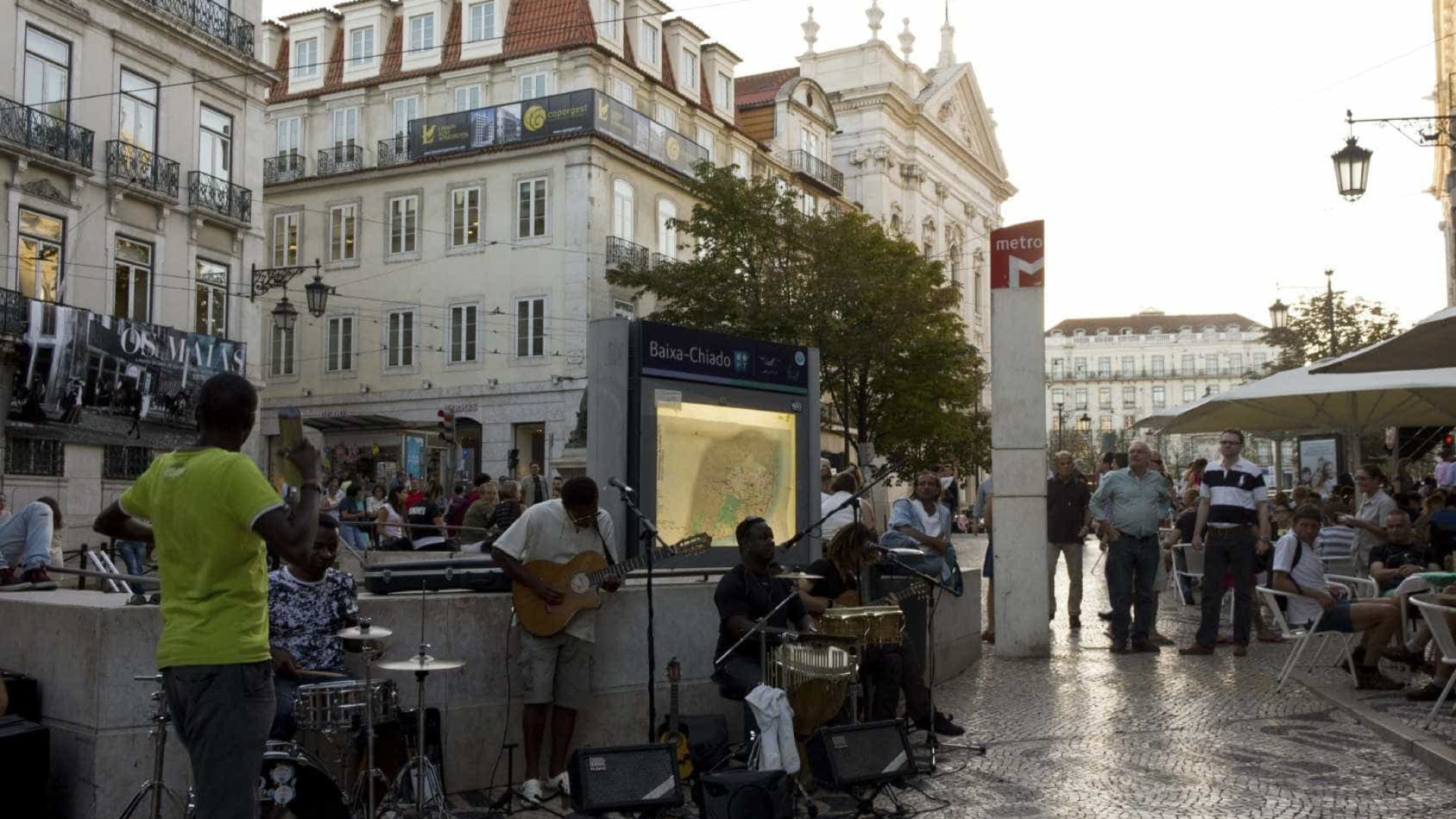 Junta retira publicidade ilegal de lojas da Baixa de Lisboa