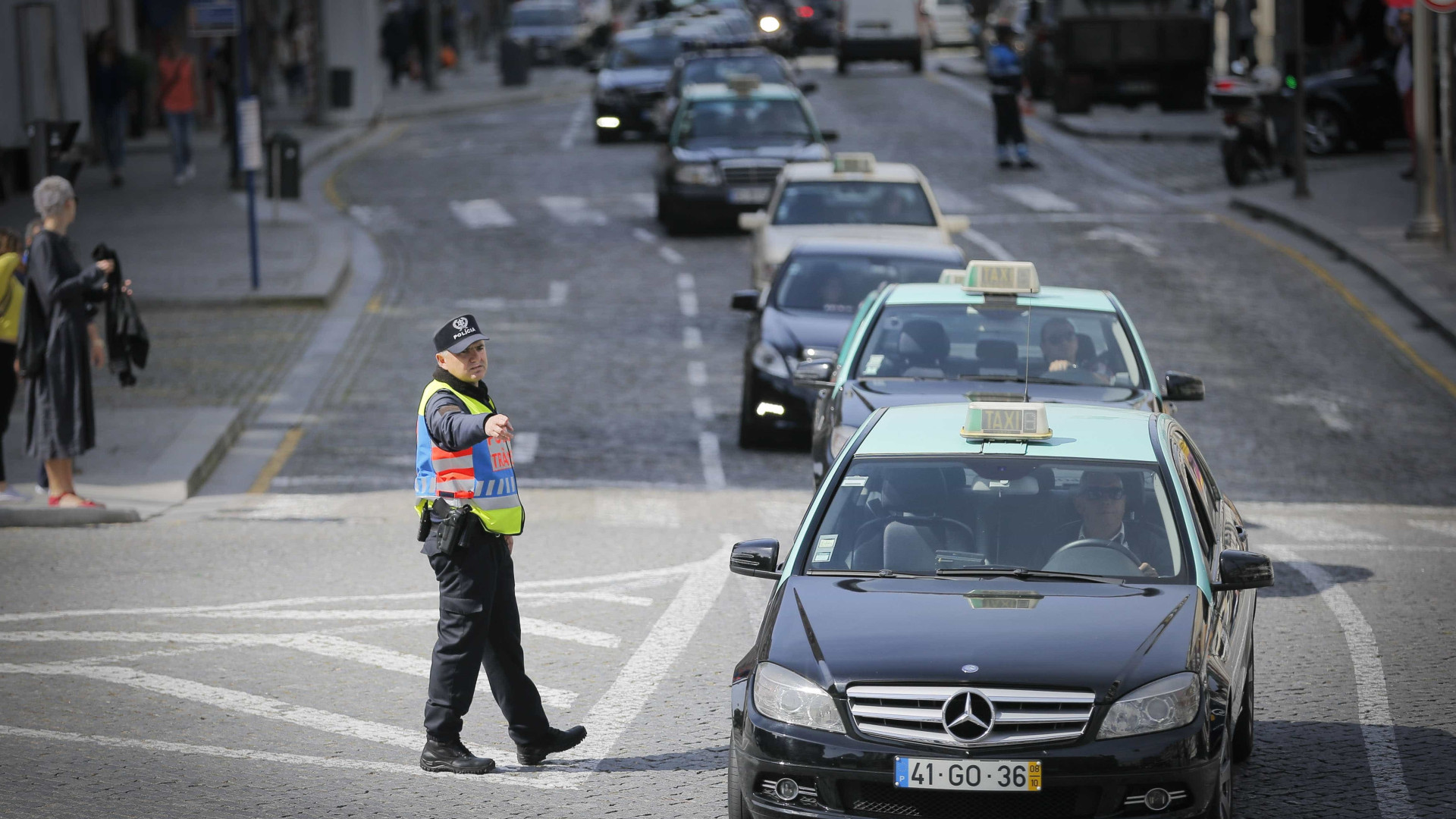 Taxistas do Porto continuam paralisação "apesar das contas para pagar"
