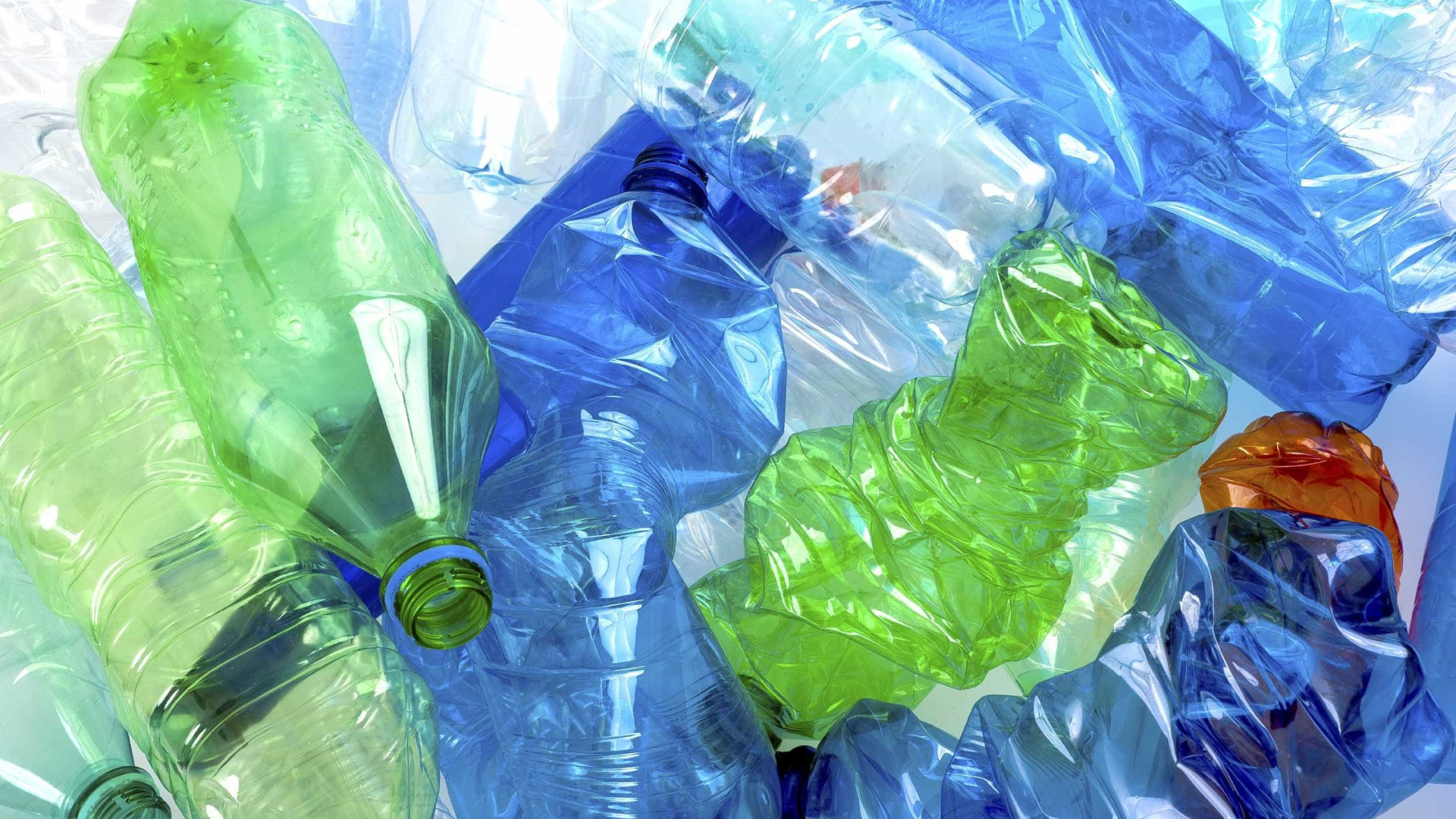 Plásticos também produzem gases com efeito de estufa