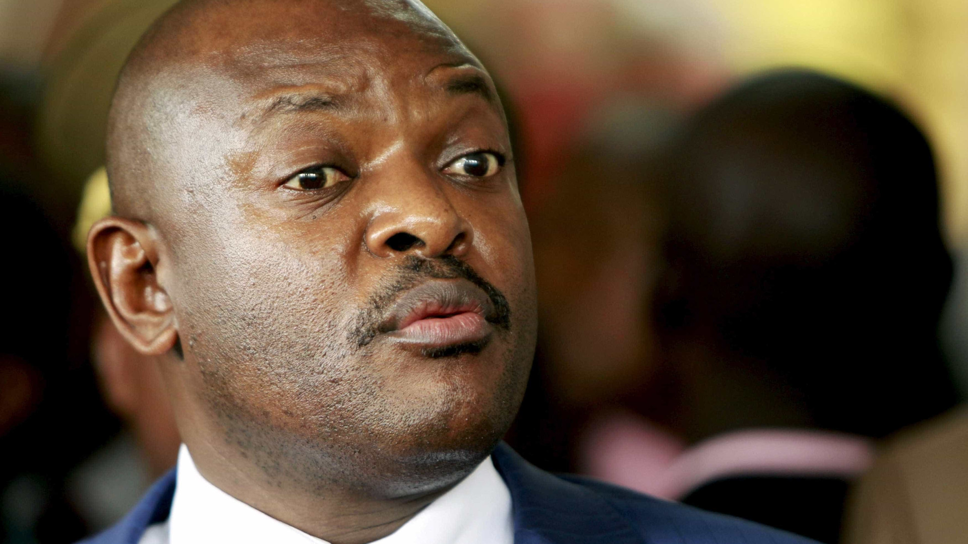 Urnas abrem no Burundi para um referendo constitucional "à porta fechada"