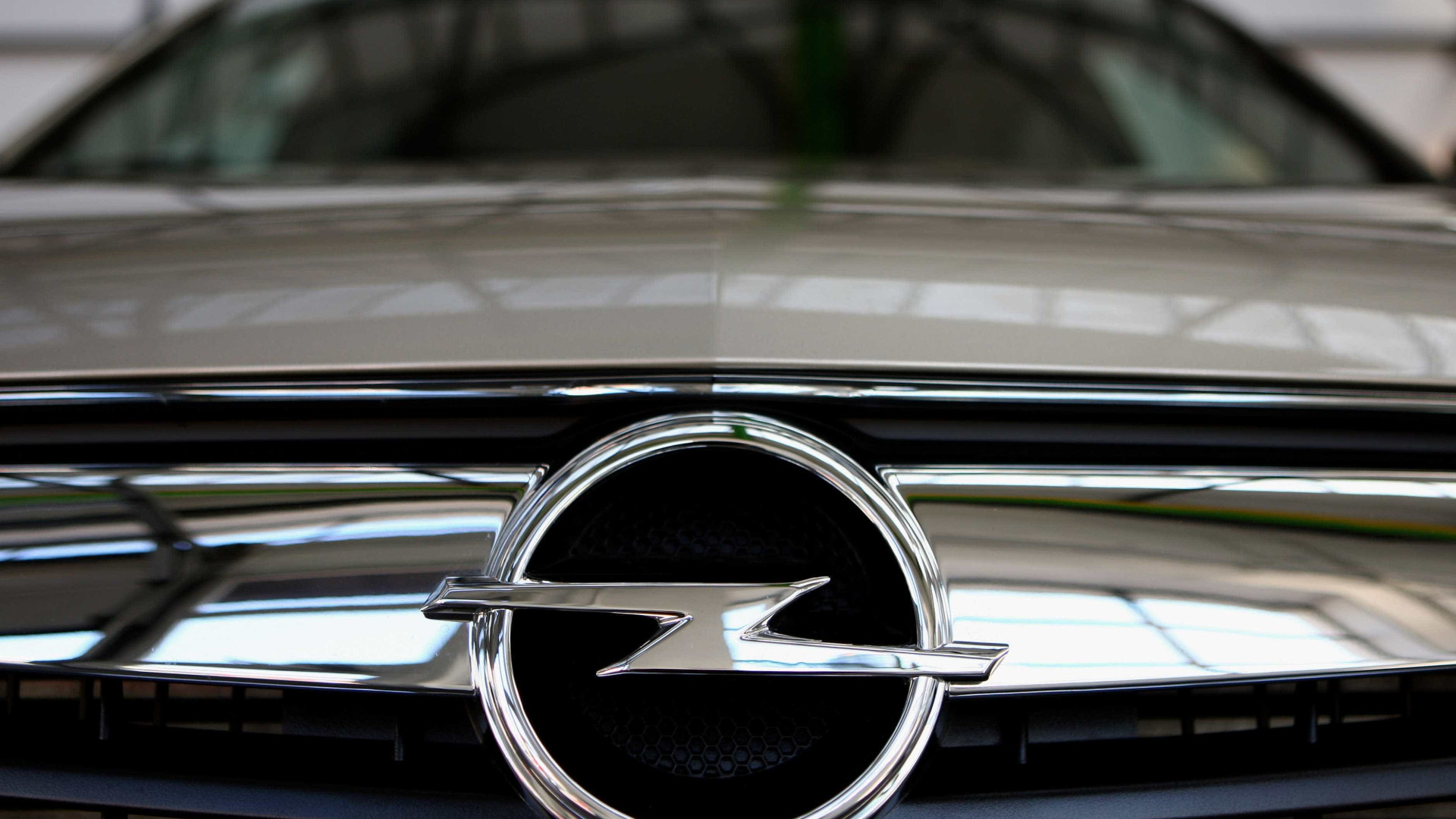 Angela Merkel promete defender empregos da Opel na Alemanha