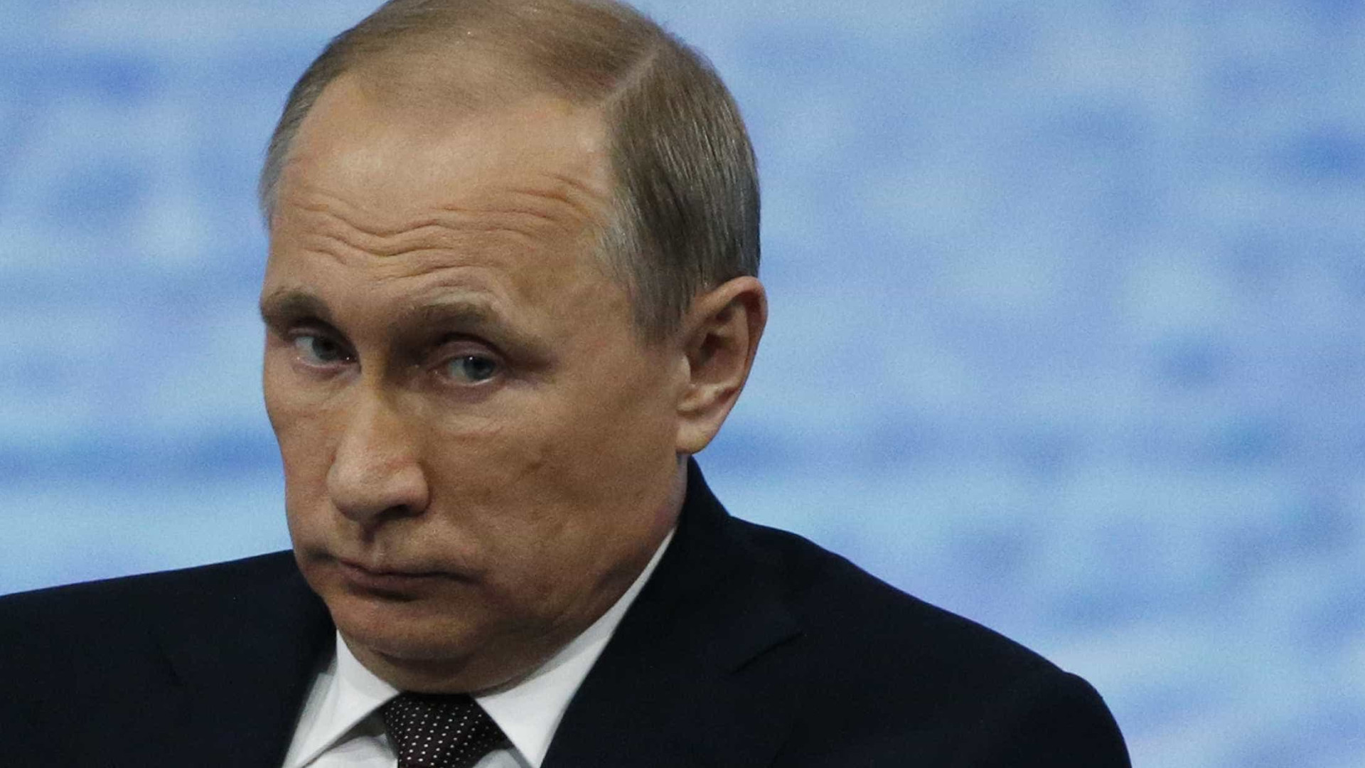 Vladimir Putin diz não procurar confrontação, mas antes "amigos"