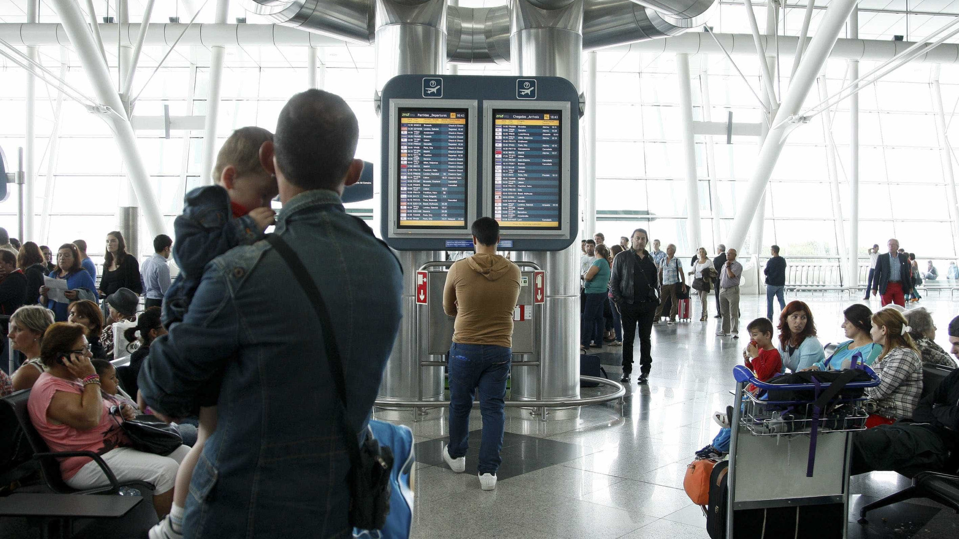 Controladores do tráfego aéreo "podem exercer mais um ano"