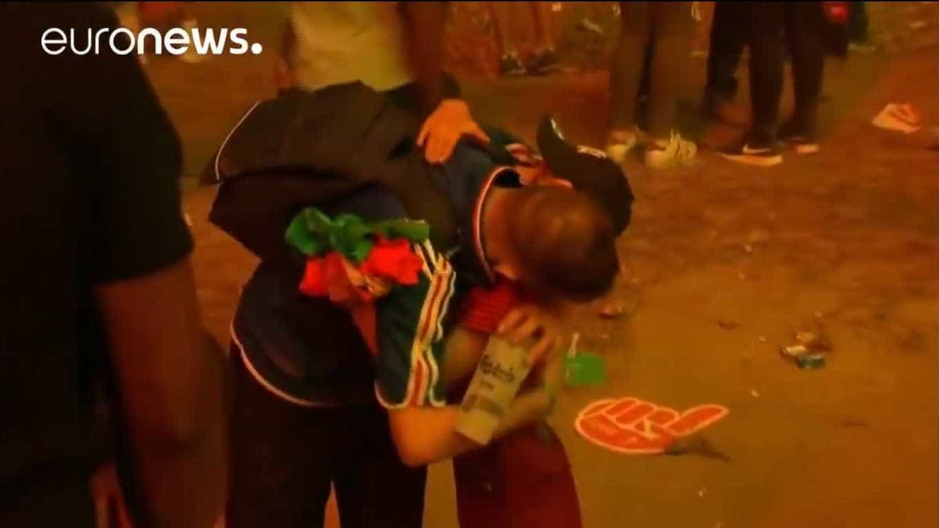 Imagens de criança lusa a consolar um adepto francês correm o mundo