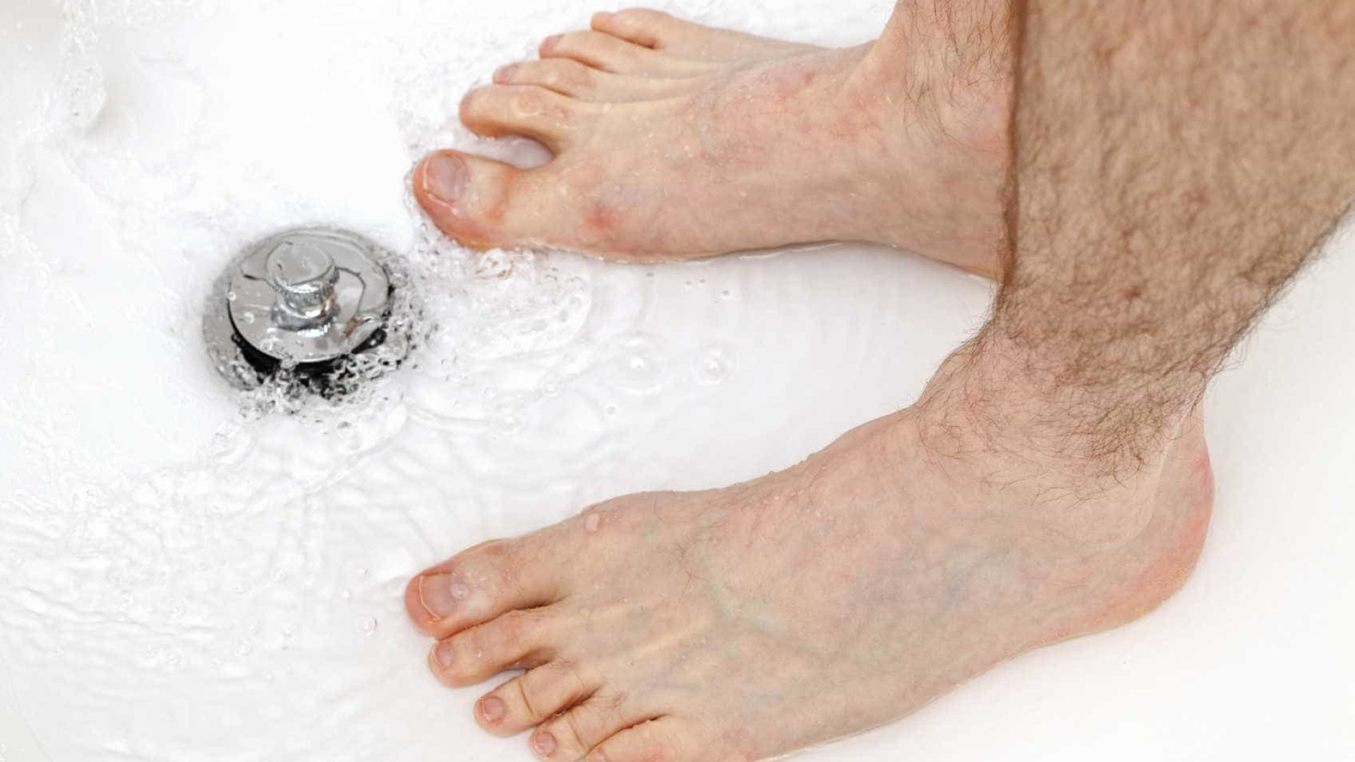 Urinar no banho? Há oito bons motivos para fazê-lo