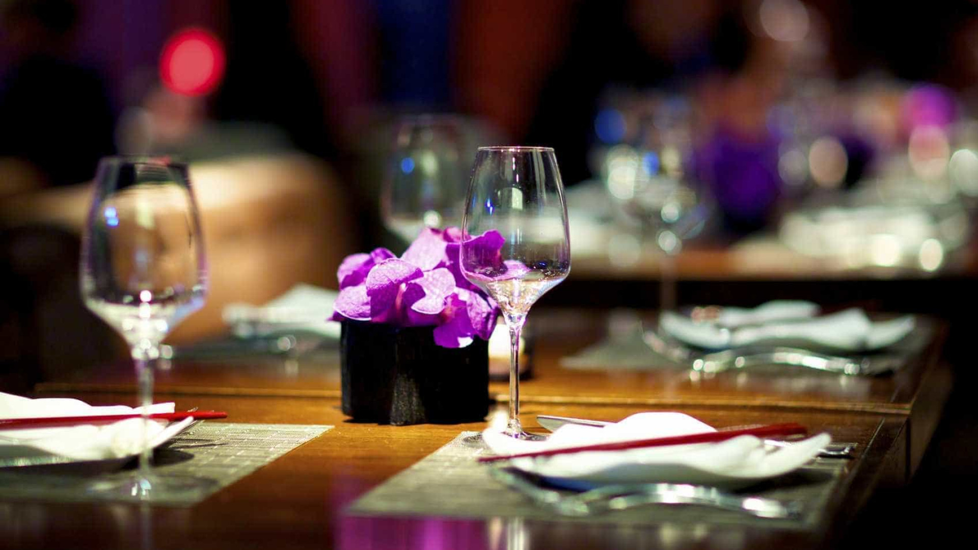 Um anel de diamantes e 10 mil rosas. Eis o jantar mais caro do mundo
