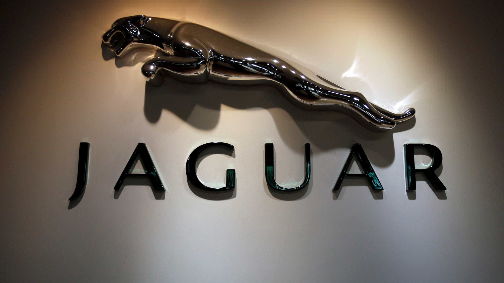 Brexit pode levar ao despedimento de milhares, alerta CEO da Jaguar