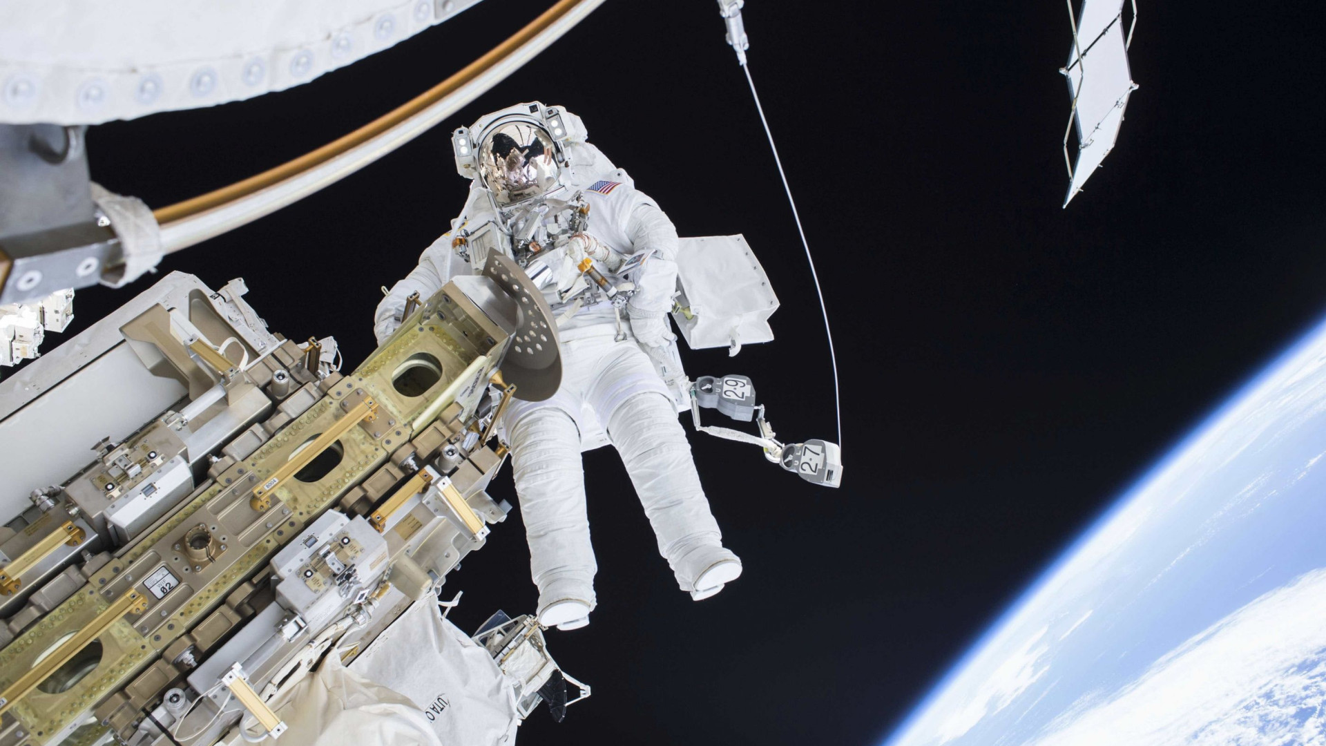 Três astronautas regressam à Terra depois de 197 dias no Espaço