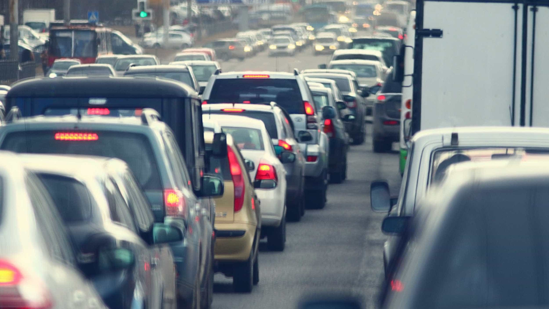 A1: Trânsito congestionado após colisão com vários carros em Sacavém