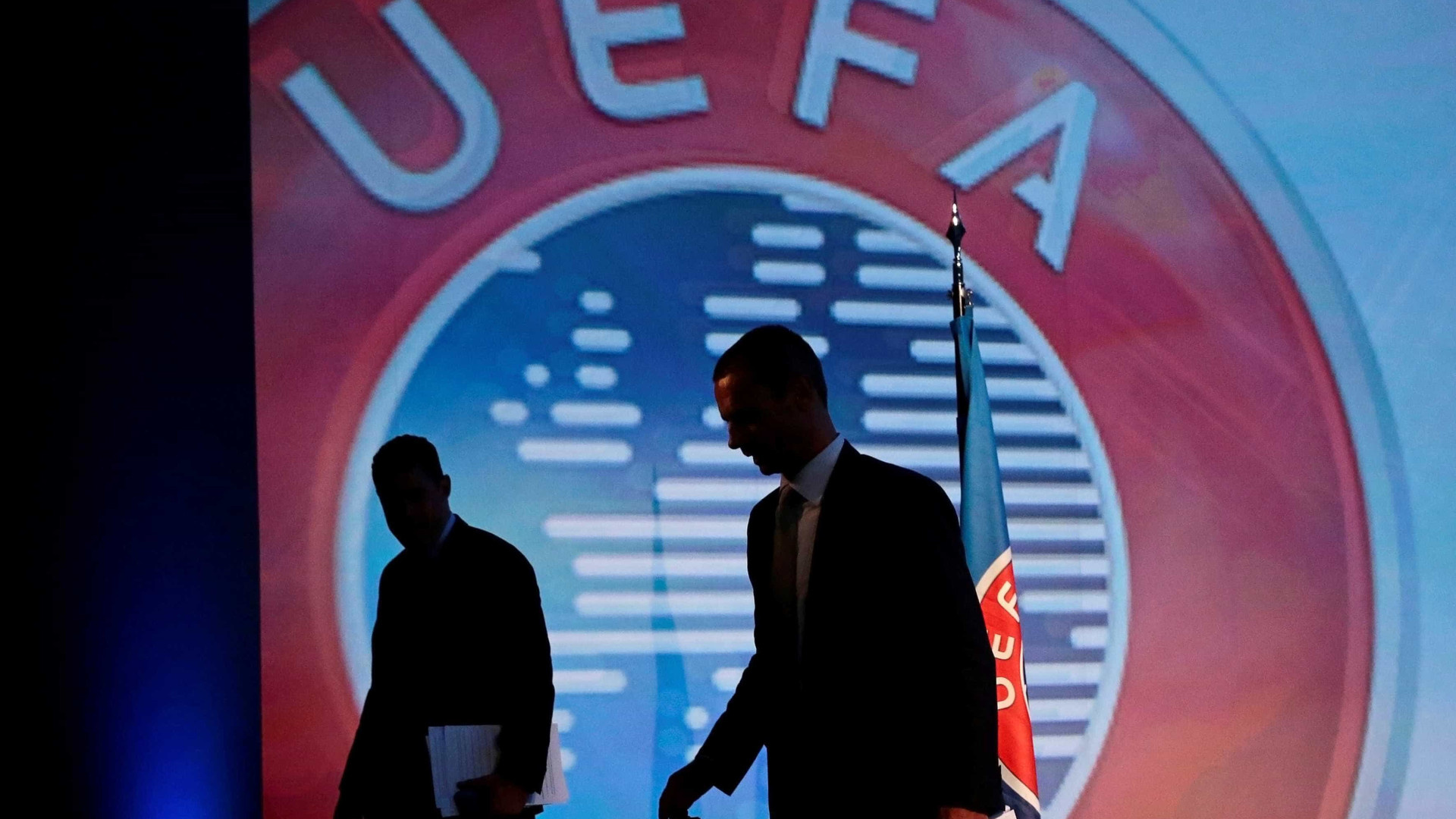 UEFA abre processos disciplinares a Celtic e Linfield por incidentes