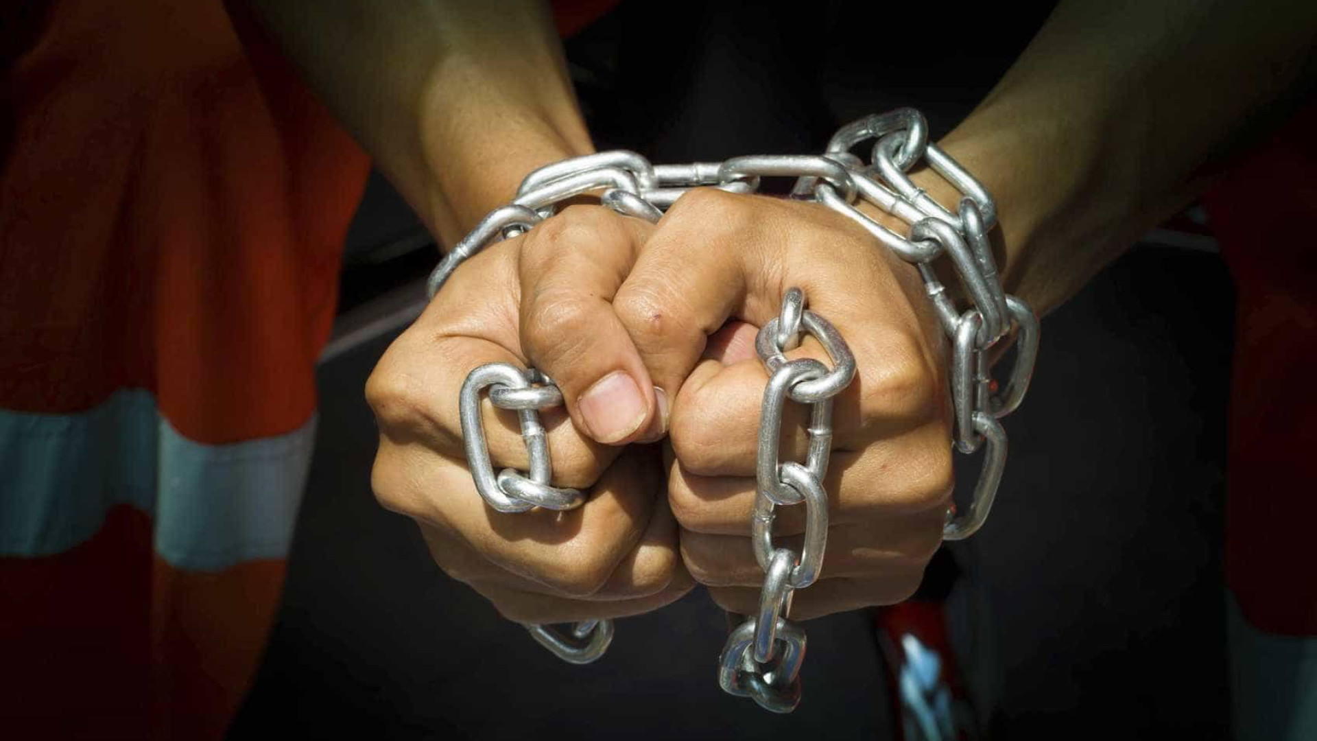 Casal acusado de crimes de escravidão, tráfico de pessoas e roubo