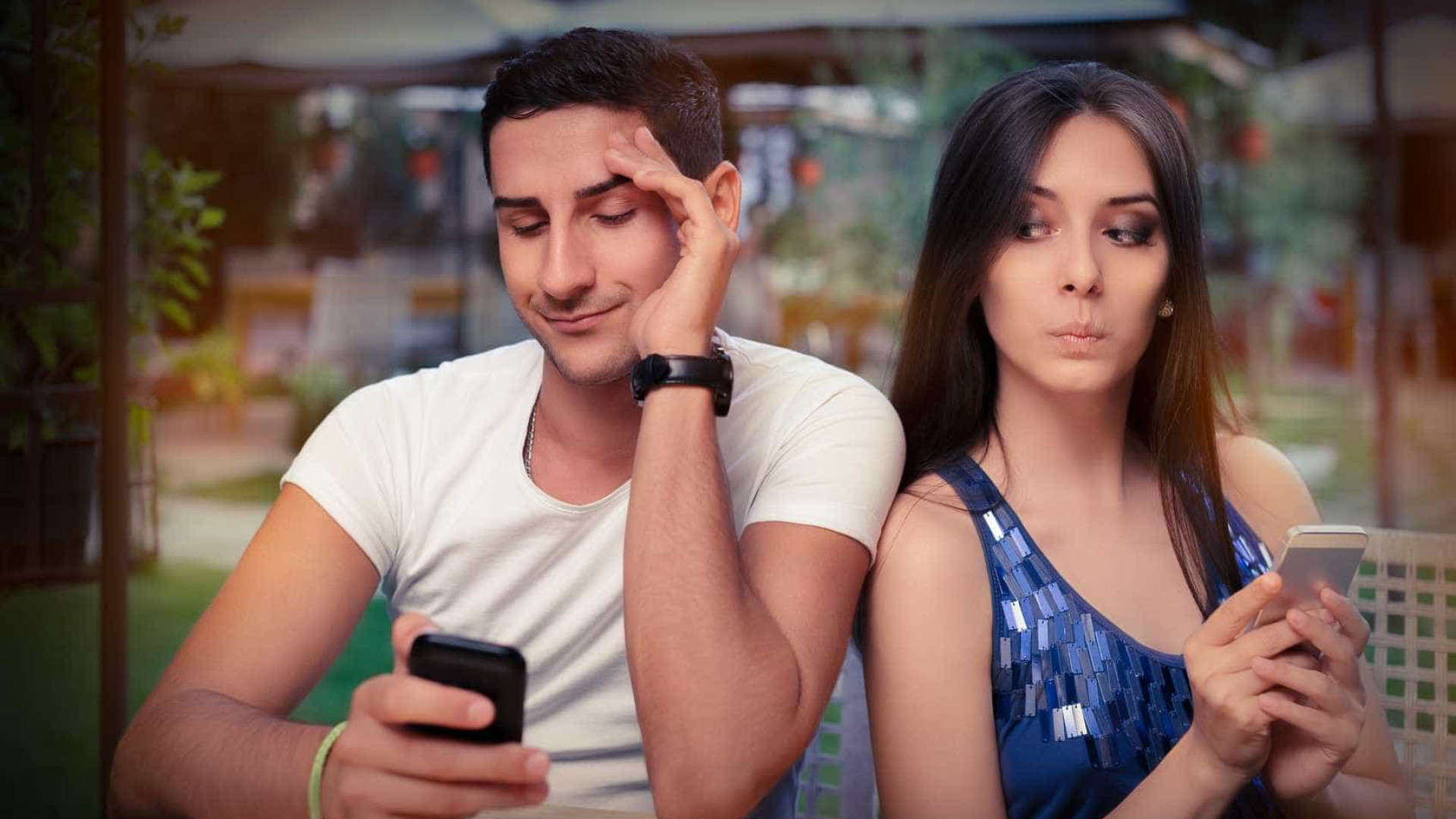 Casais admitem usar redes sociais para espiar parceiros