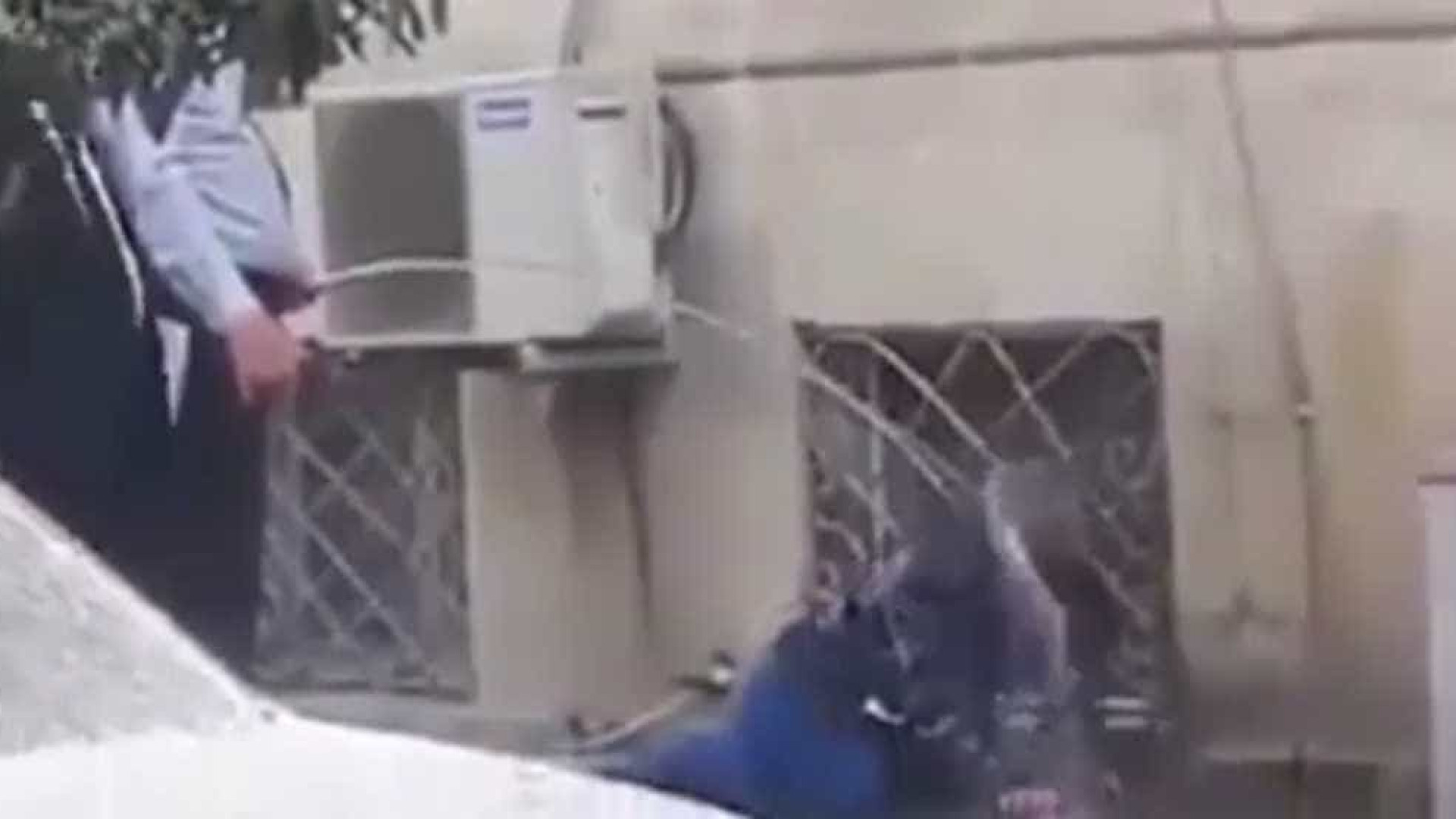 Polícia acorda sem-abrigo com mangeira e revolta internautas