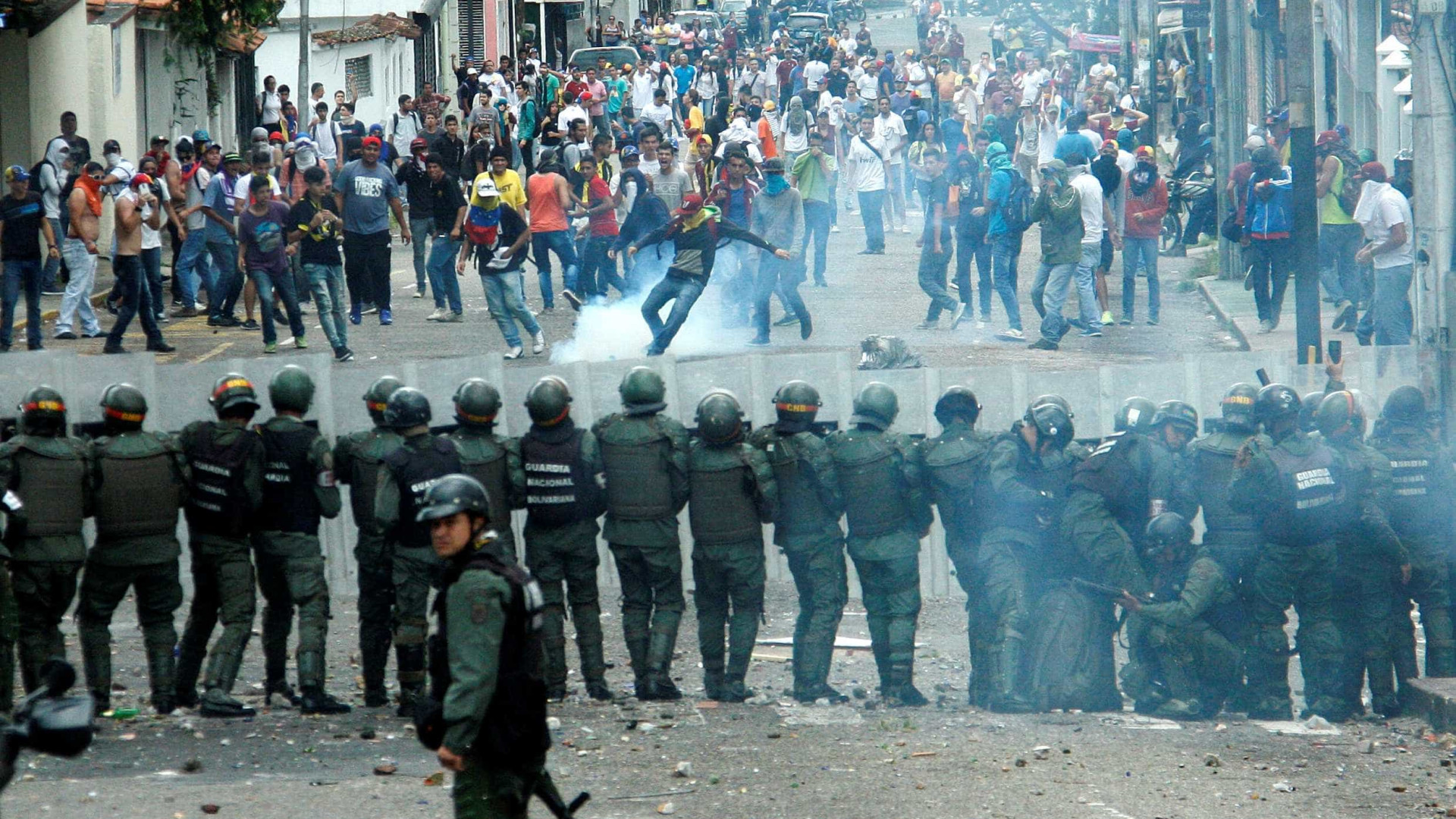 Polícia investigada por uso desproporcionado de força contra protestantes