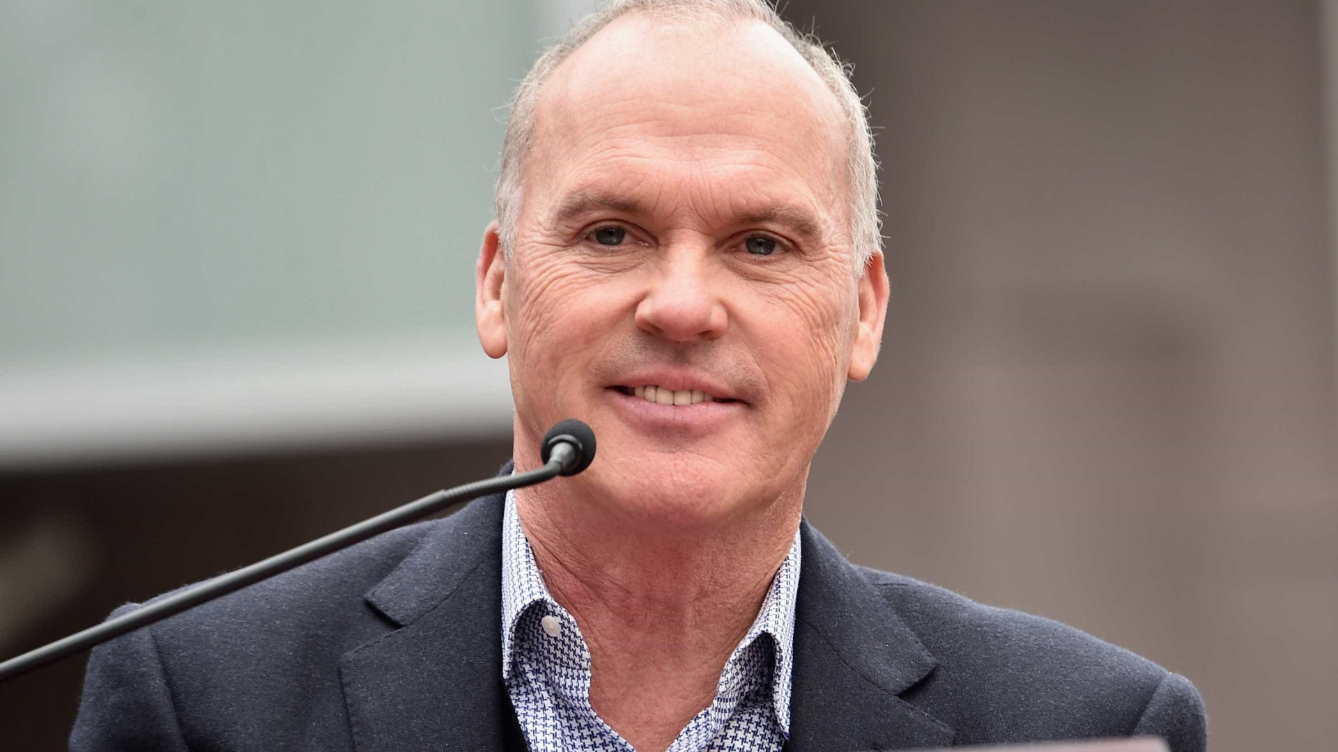 Michael Keaton termina discurso a universitários de forma hilariante