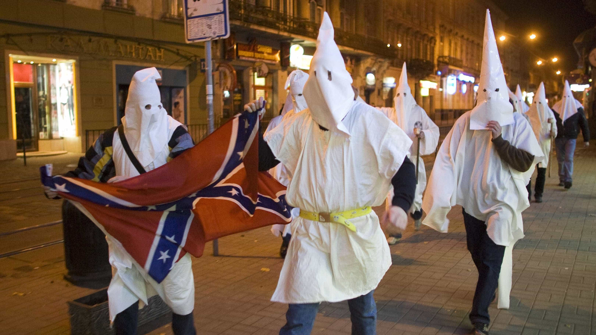 Estão a ser distribuídos panfletos de recrutamento do KKK nos EUA