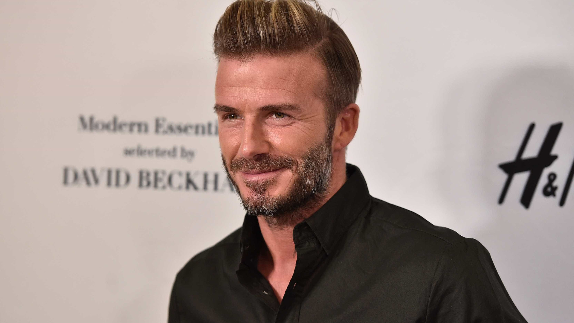 Ao ver David Beckham, mulher mostra seios no meio do trânsito