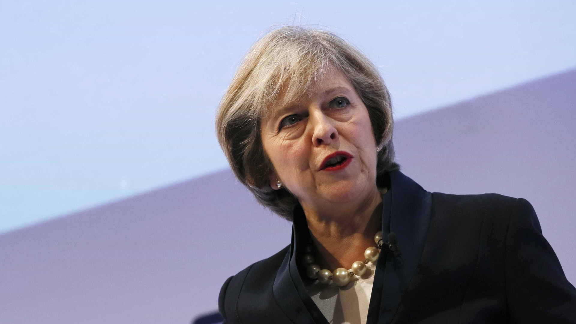 May discorda de Washington por considerar que prejudica o processo de paz