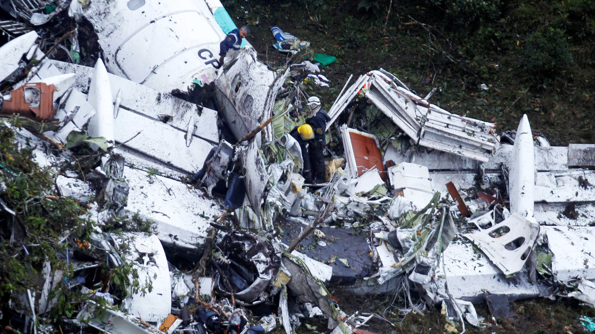 Tragédia do Chapecoense: Avião terá embatido em topo de montanha