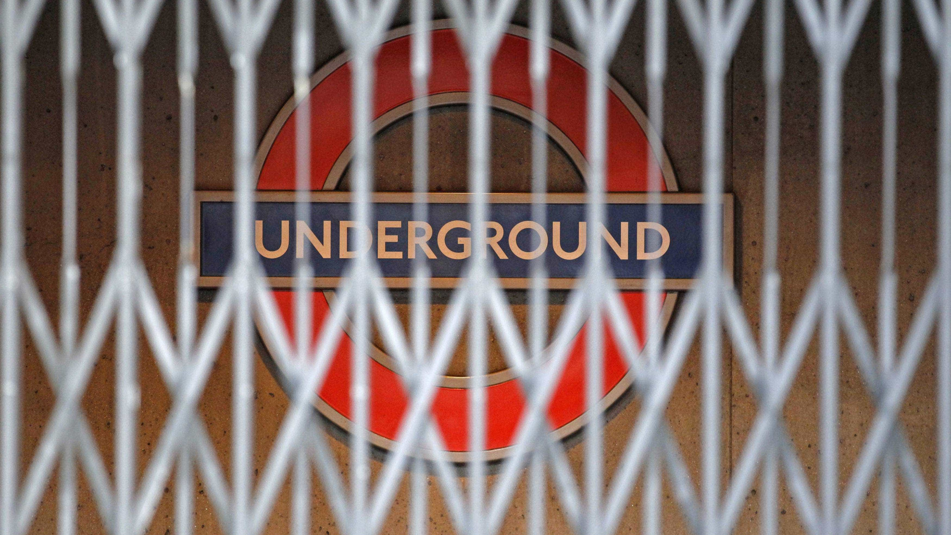 Estação de metro em Londres evacuada após "emergência"