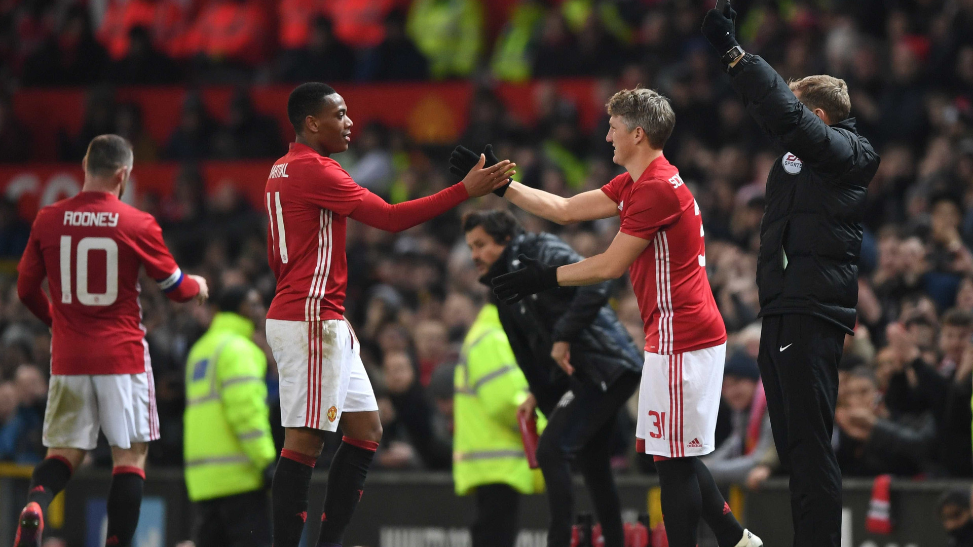 Schweinsteiger volta aos relvados na vitória do United sobre o West Ham