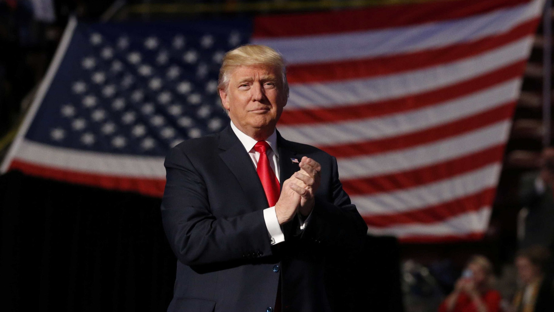 Democratas exigem que Trump cancele encontro com Putin