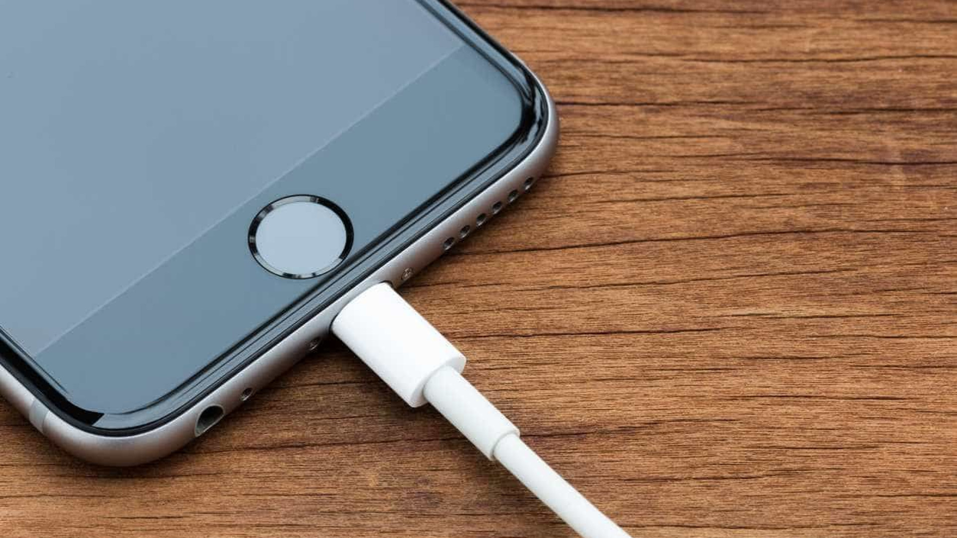 Rumor: O iPhone pode vir a ter uma entrada USB