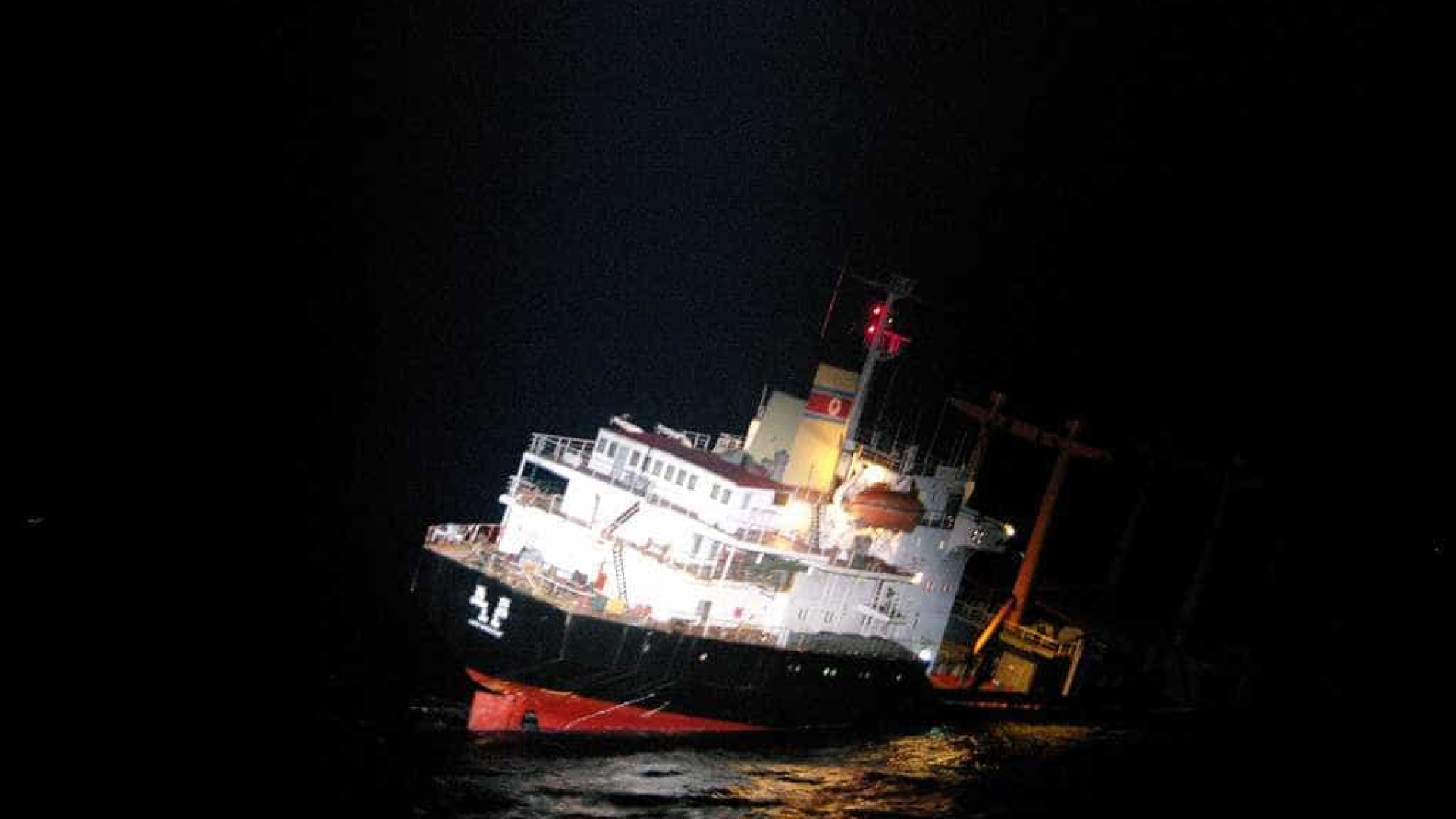 Resgatados 26 norte-coreanos de cargueiro que naufragou junto ao Japão