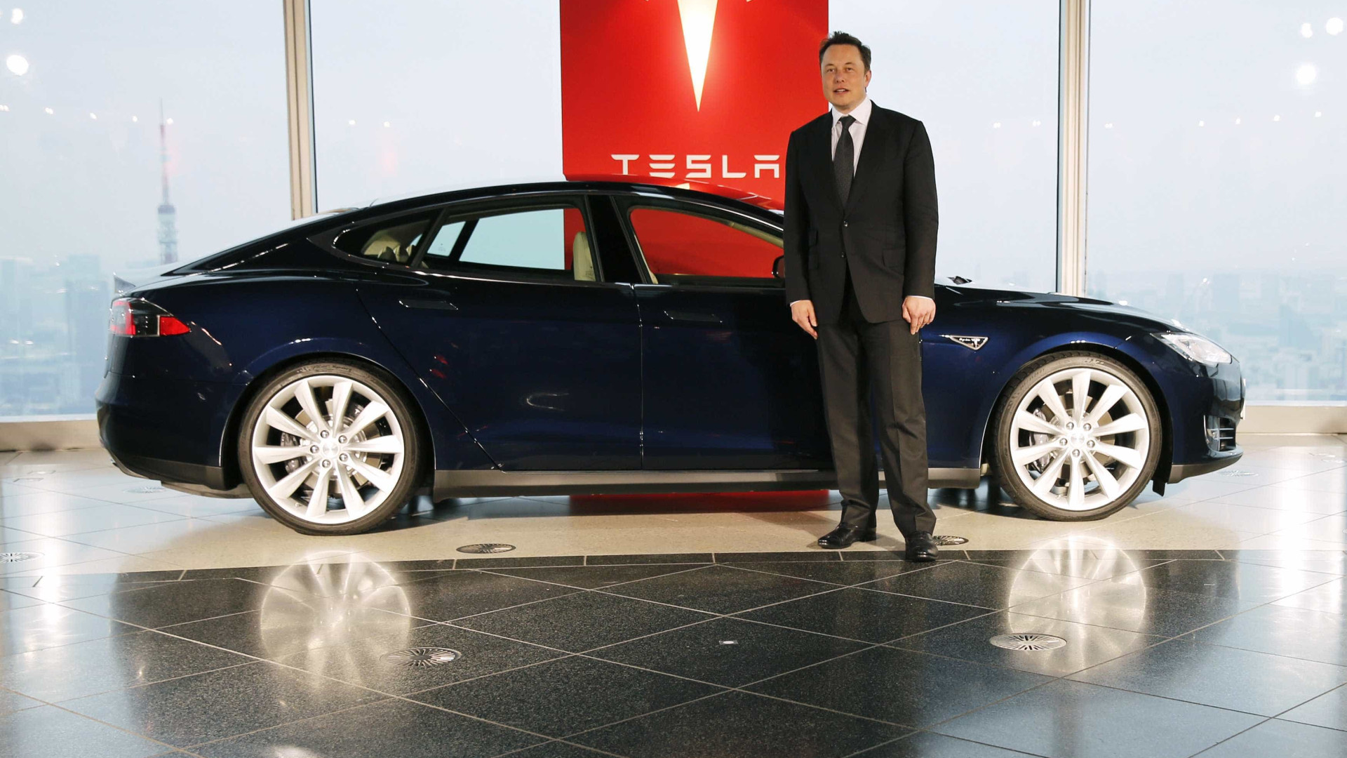 A Tesla está comprometida em tornar os seus carros mais inteligentes