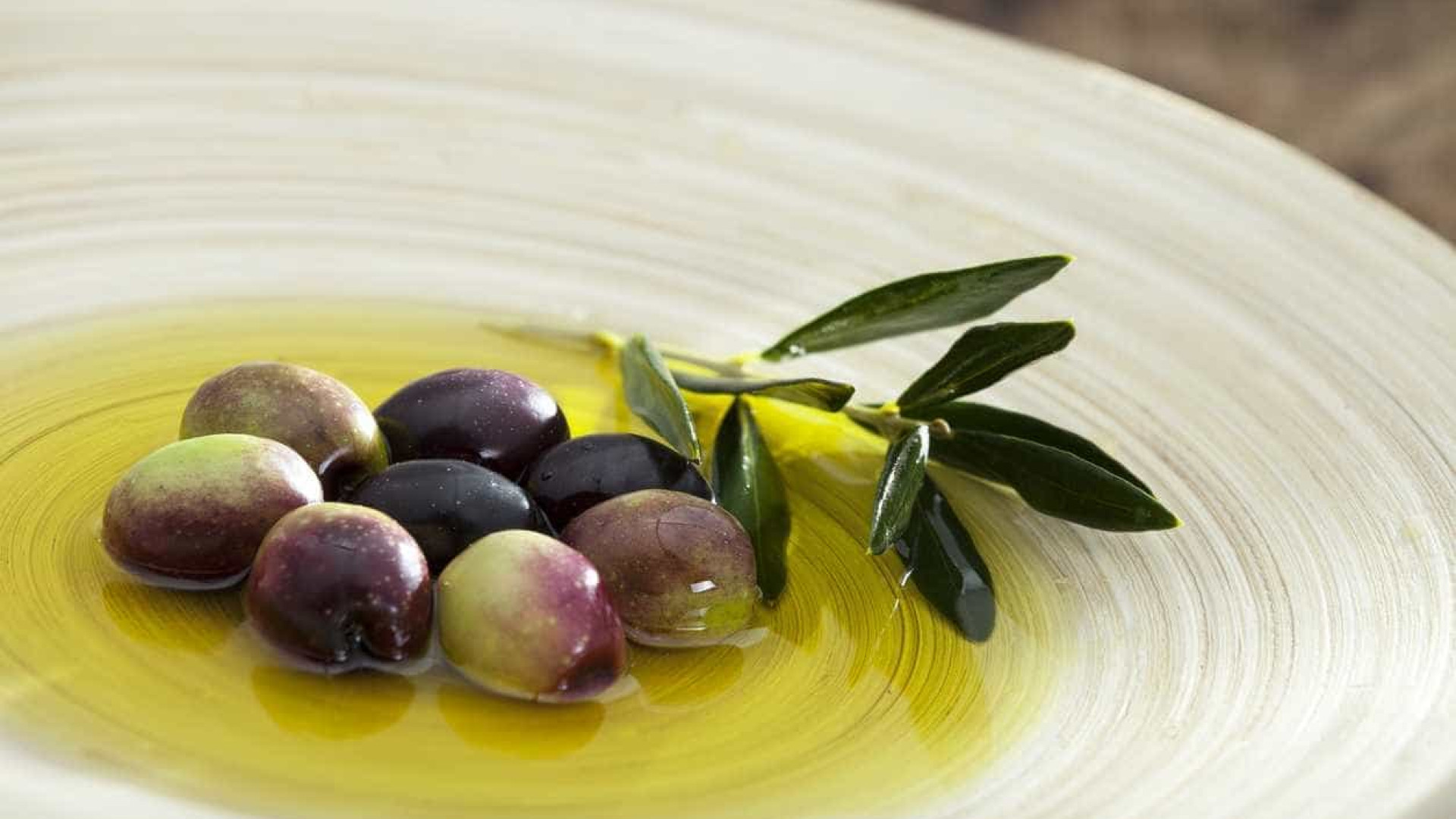 Acha mesmo que está a usar 'só' azeite? Olhe para o rótulo