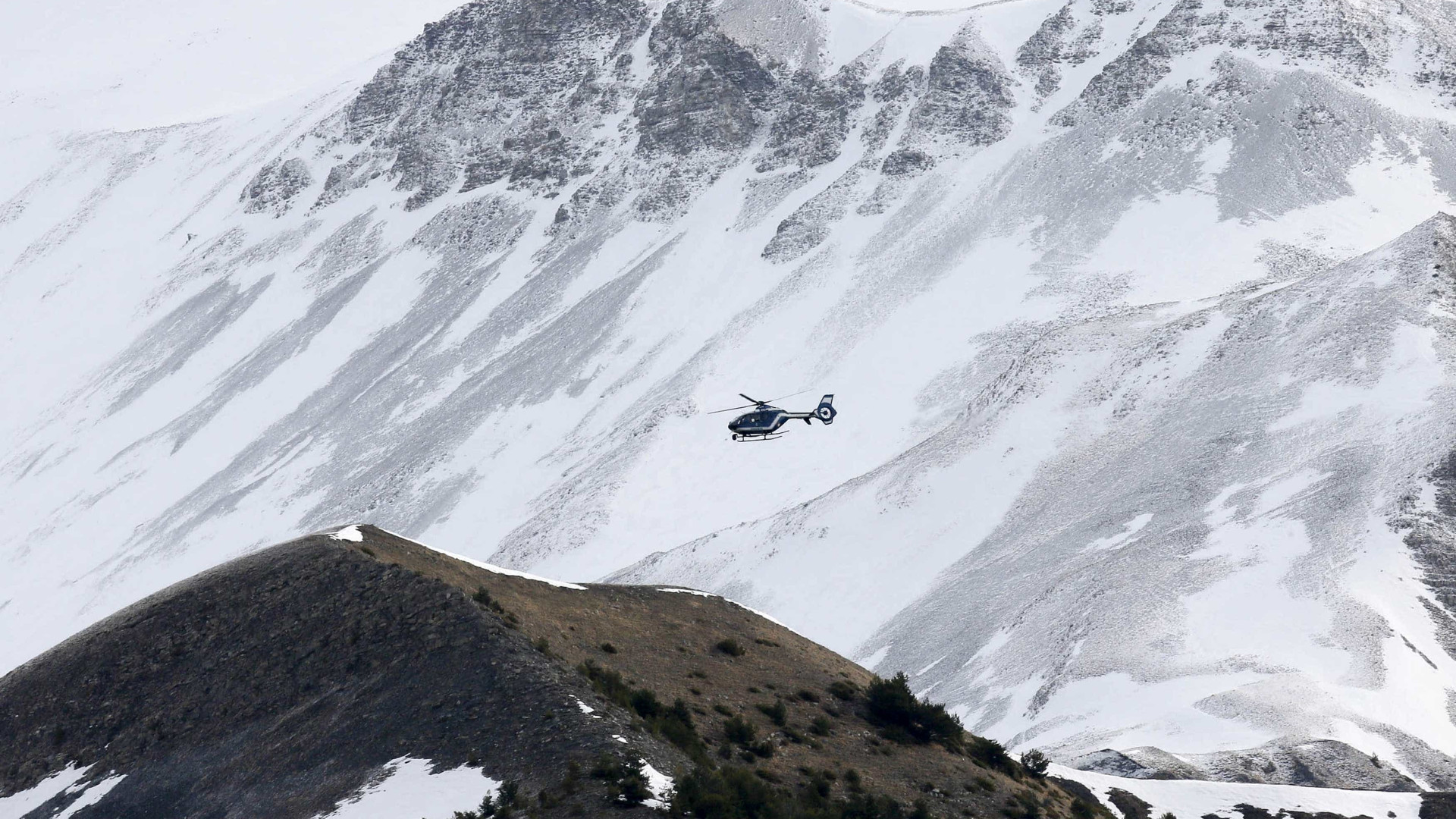 Homem alcoolizado escala montanha dos Alpes a tentar chegar ao hotel