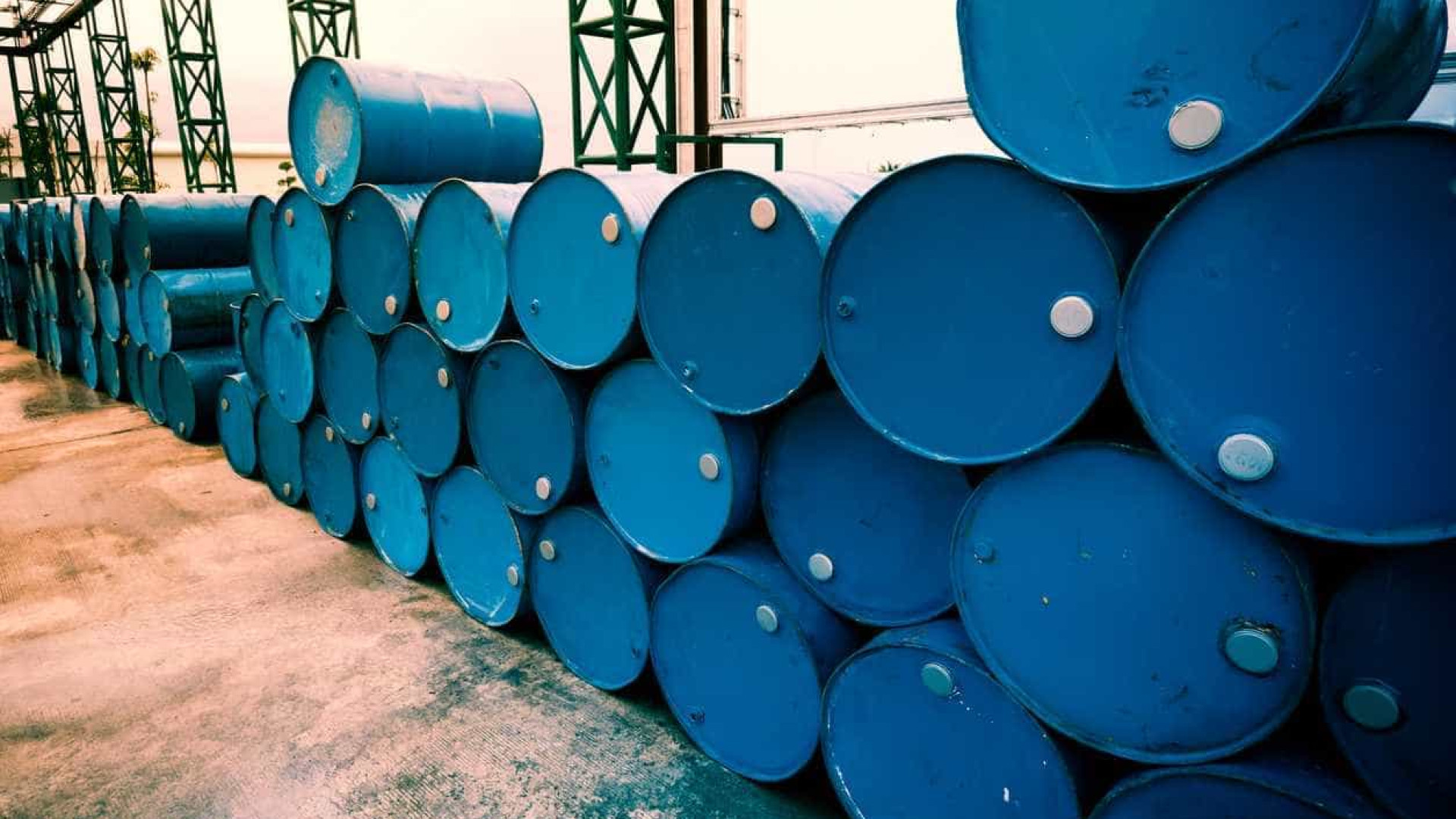 Petróleo continua a subir e já está em máximos de cinco meses