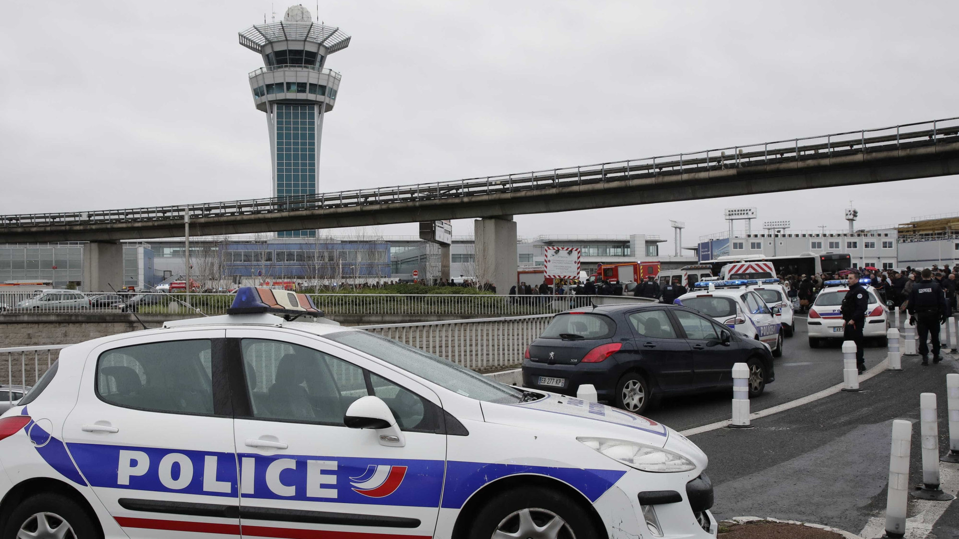 Homem abatido no aeroporto de Orly tinha drogas e álcool no sangue
